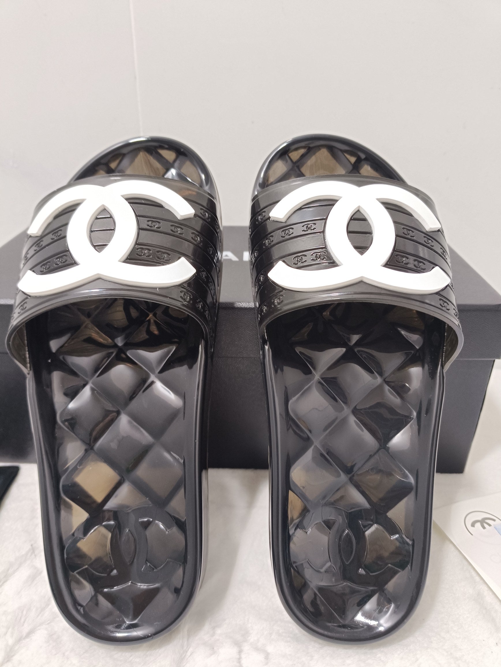 [TOP] CH@NEL Jelly Clear Slides - Black w White Logo - Chanel