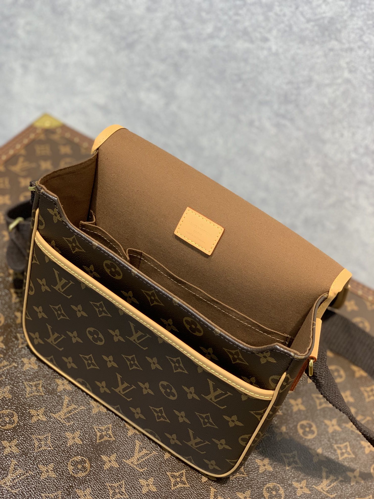 [TOP] L&V L*V Messenger Boss Fall PM Cross Body Shoulder Bag - LV Louis Vuitton