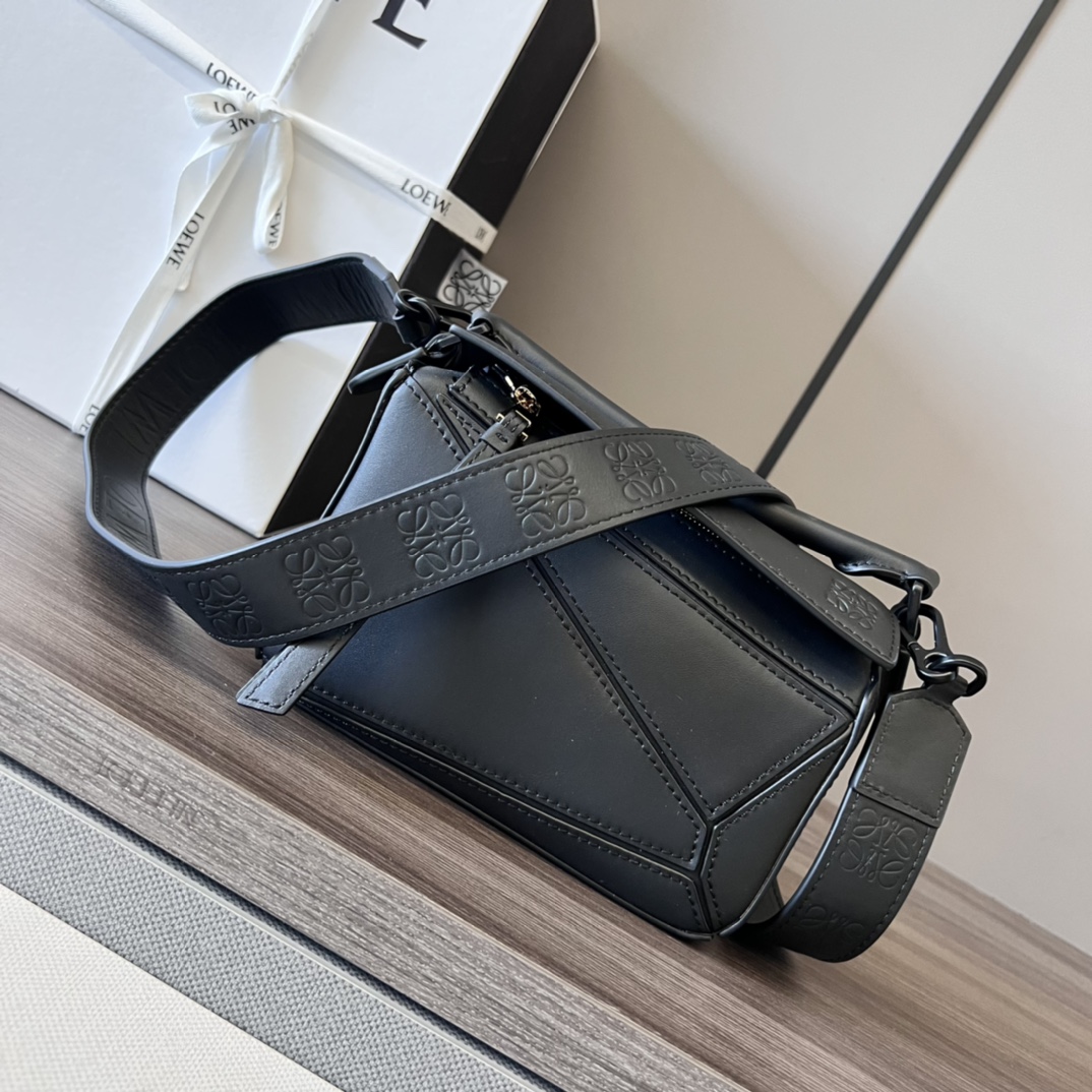 [TOP] LOEW€ Puzzle Bag Anagram - Black - Loewe