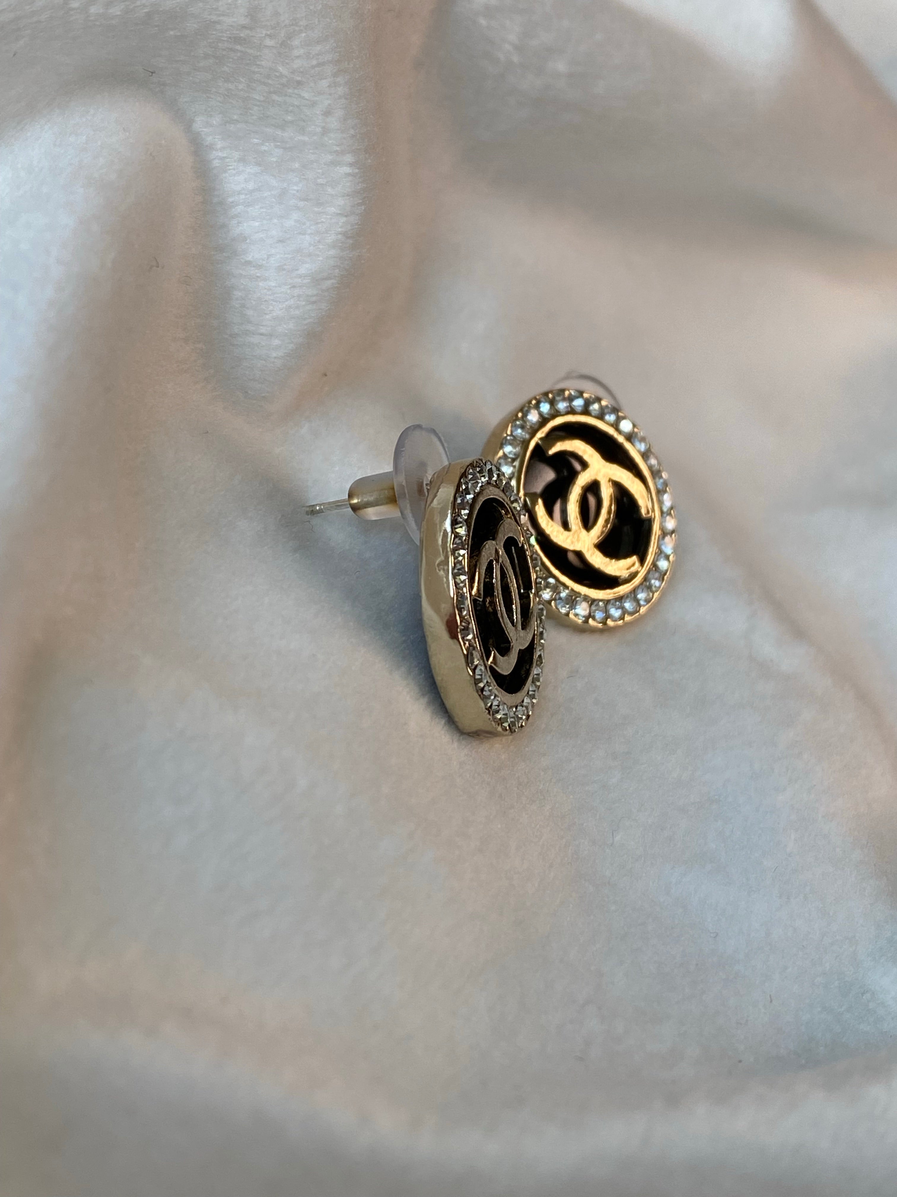 [TOP] CH@NEL Round Stones Black Earrings - Chanel