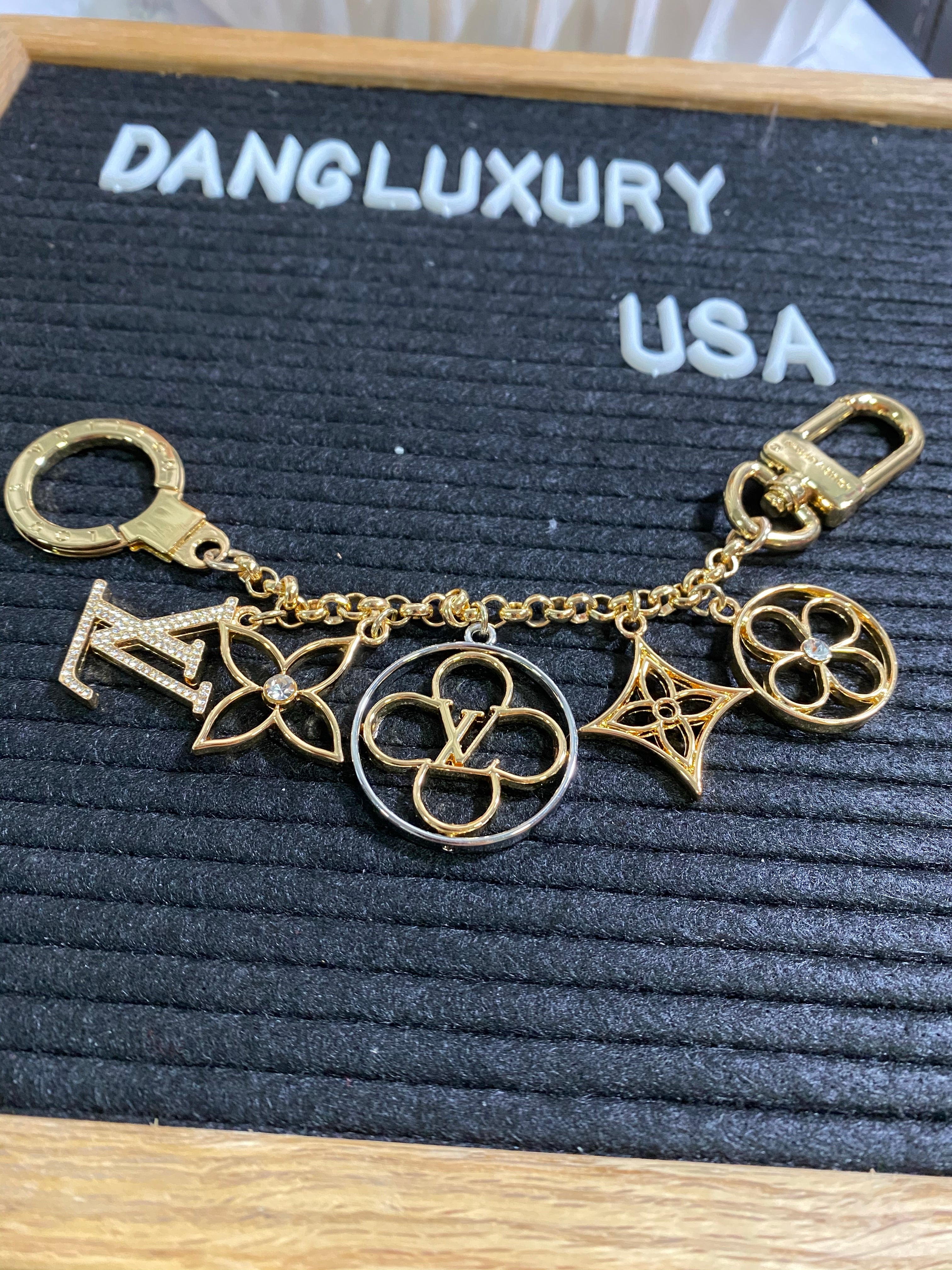 [TOP] L&V LV Cruise Flower Finesse Chain Bag Charm - LV Louis Vuitton