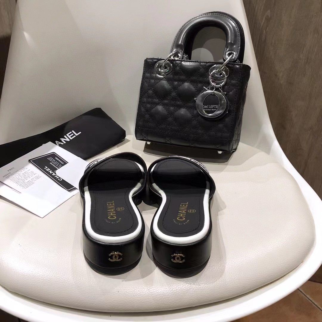 [TOP] CH@NEL Logo Sliders - Black- Chanel