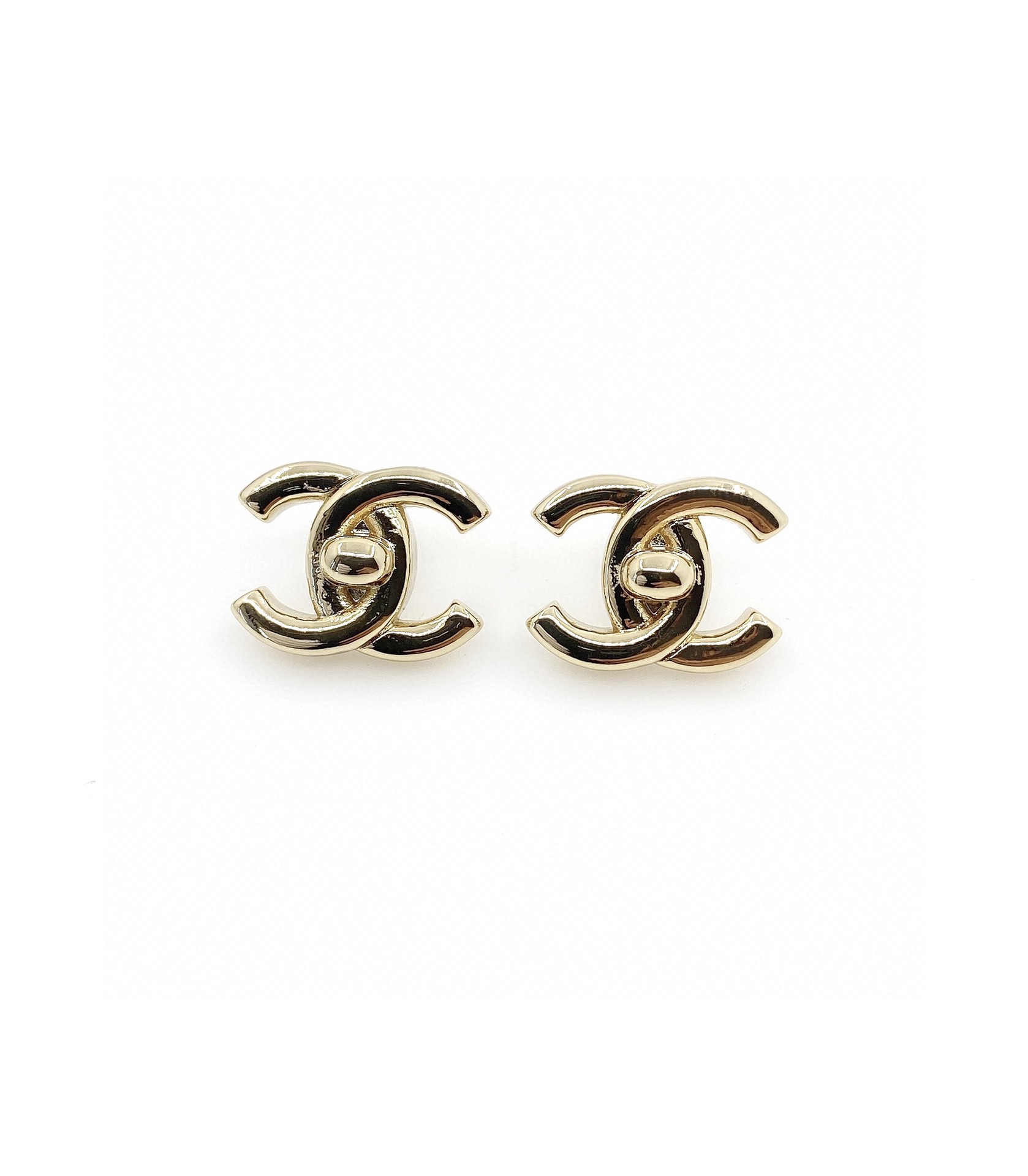 [TOP] CH@NEL Logo Simple Brass Earrings - Chanel