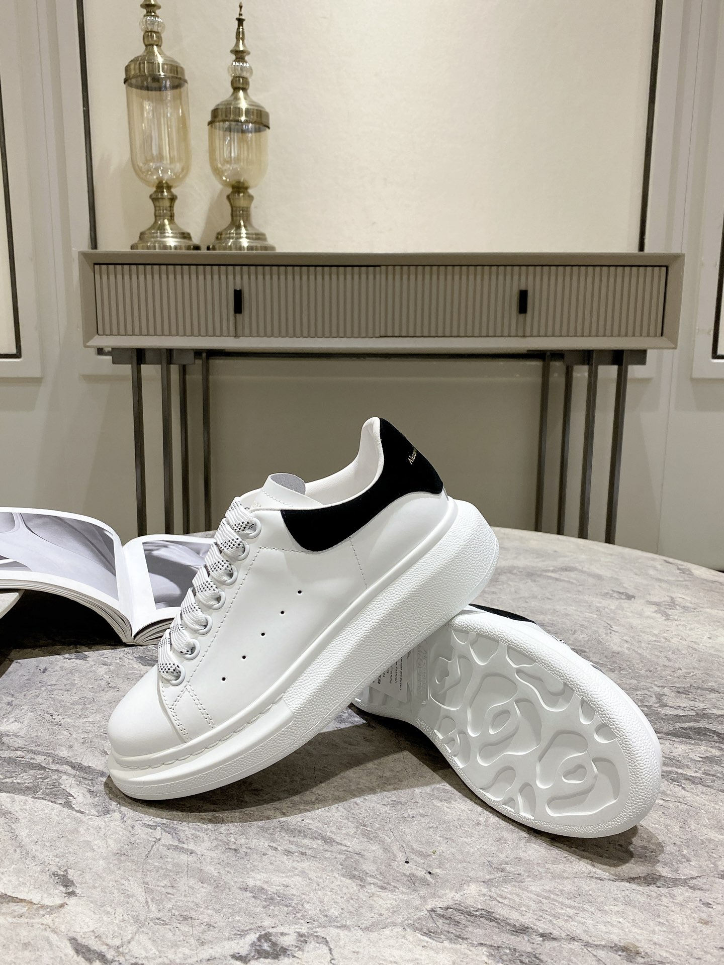 [Top] McQU€EN Alexander Mcqueen Sneakers - White - Mcqueen