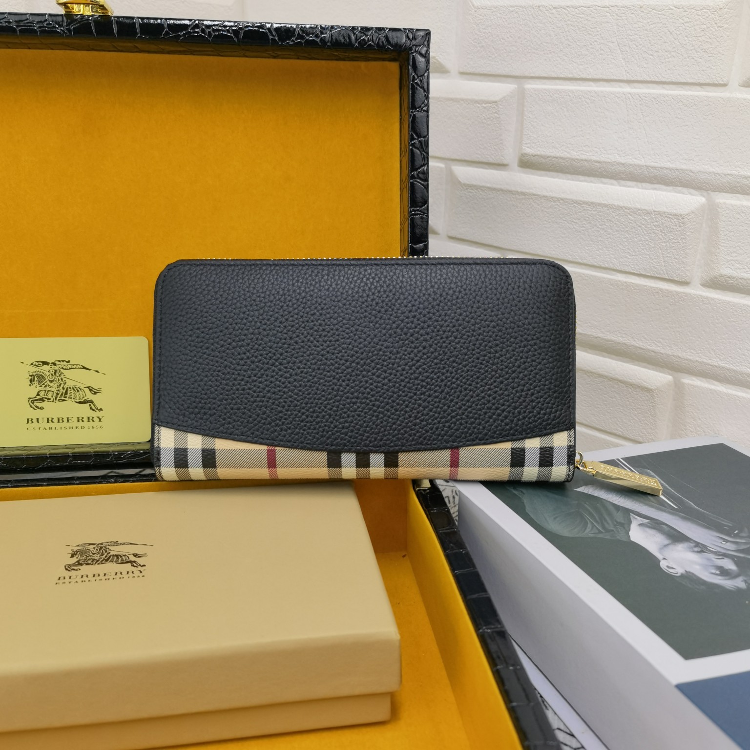 [TOP] BURB€RRY Men's Leather Wallet - Brown - Burberry