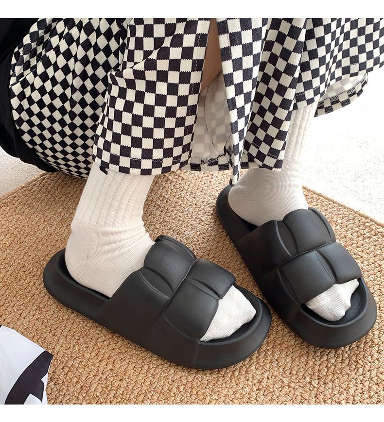 Cute cartoon slippers female summer net red ins girl heart non-slip couple thick bottom sandals outside wearing beach shoes female