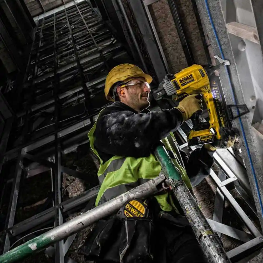 DEWALT 18V XR Brushless 2 x 5.0Ah Concrete Nailer Kit DCN890P2-XE