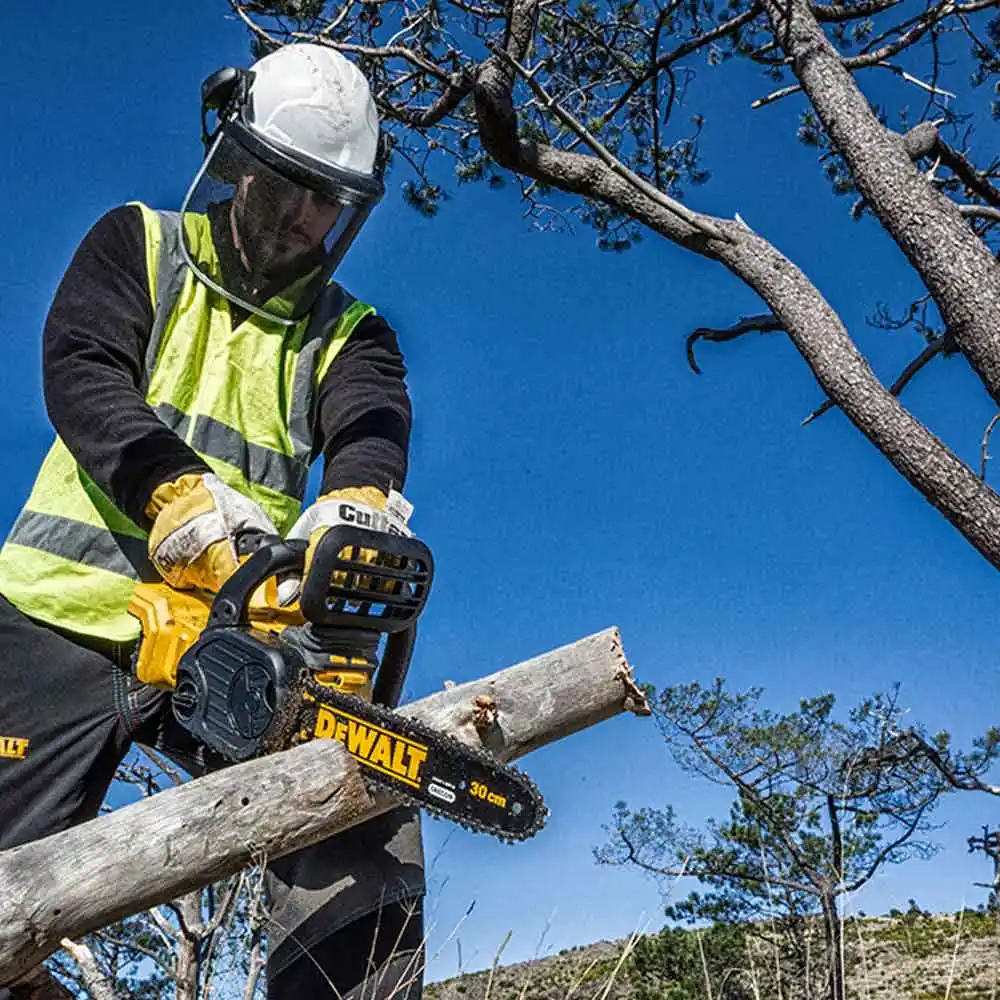 DEWALT 18V XR Brushless 30cm (12") 1x5Ah Chainsaw Kit DCM565P1-XE