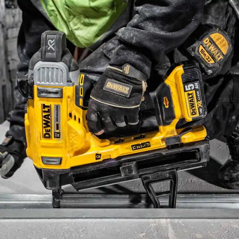 DEWALT 18V XR Brushless 2 x 5.0Ah Concrete Nailer Kit DCN890P2-XE
