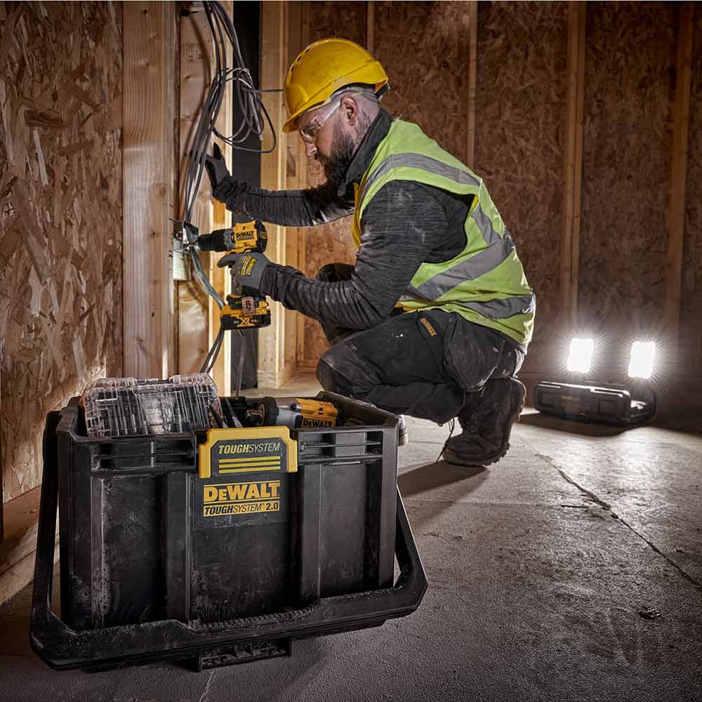 DEWALT Tough system 2.0 Task Box & Light DWST08061-1