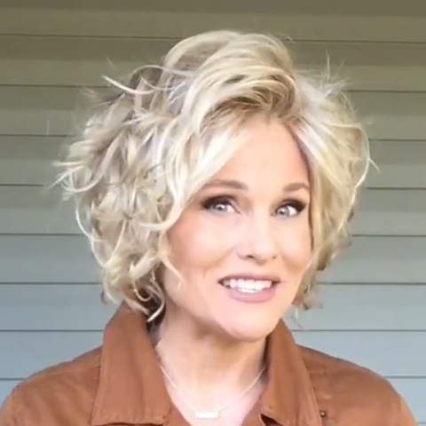 Golden Roll Short Wig