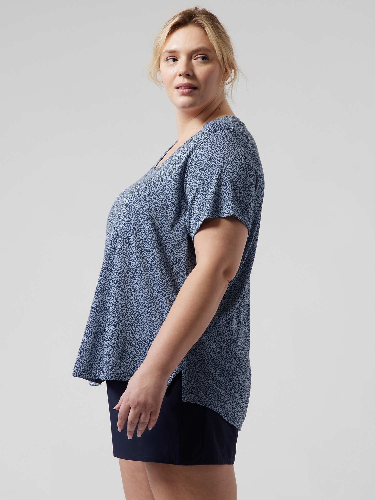 Breezy Scoop V Tee