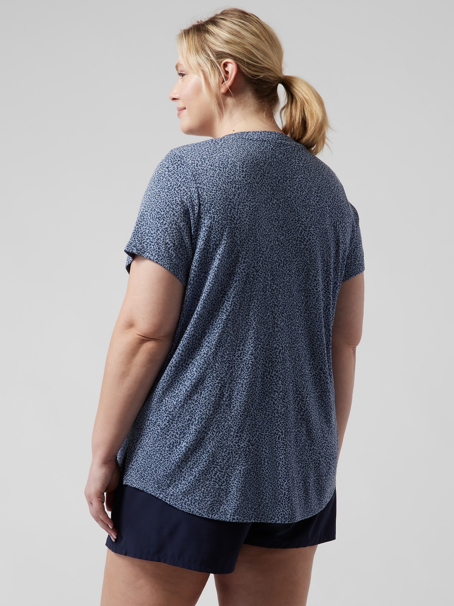 Breezy Scoop V Tee