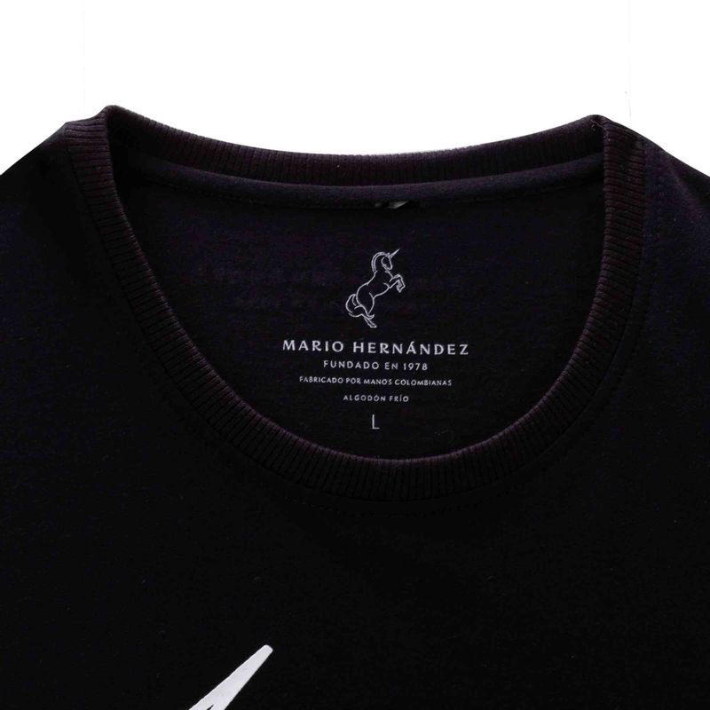 Camiseta unicornio negro tierra arriba