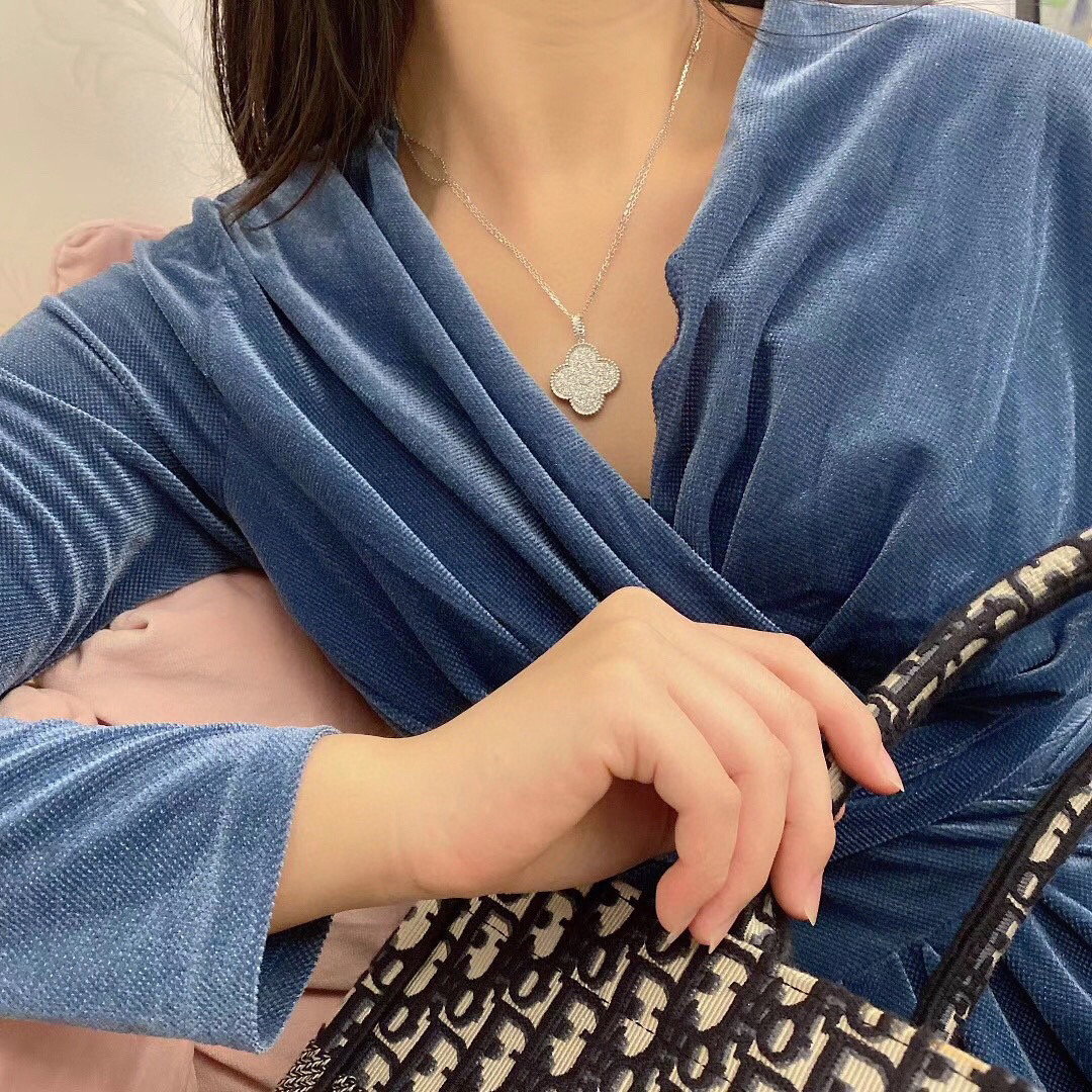 Van Cleef & Arpels Single Flower Necklace Jewelry #nigo96268