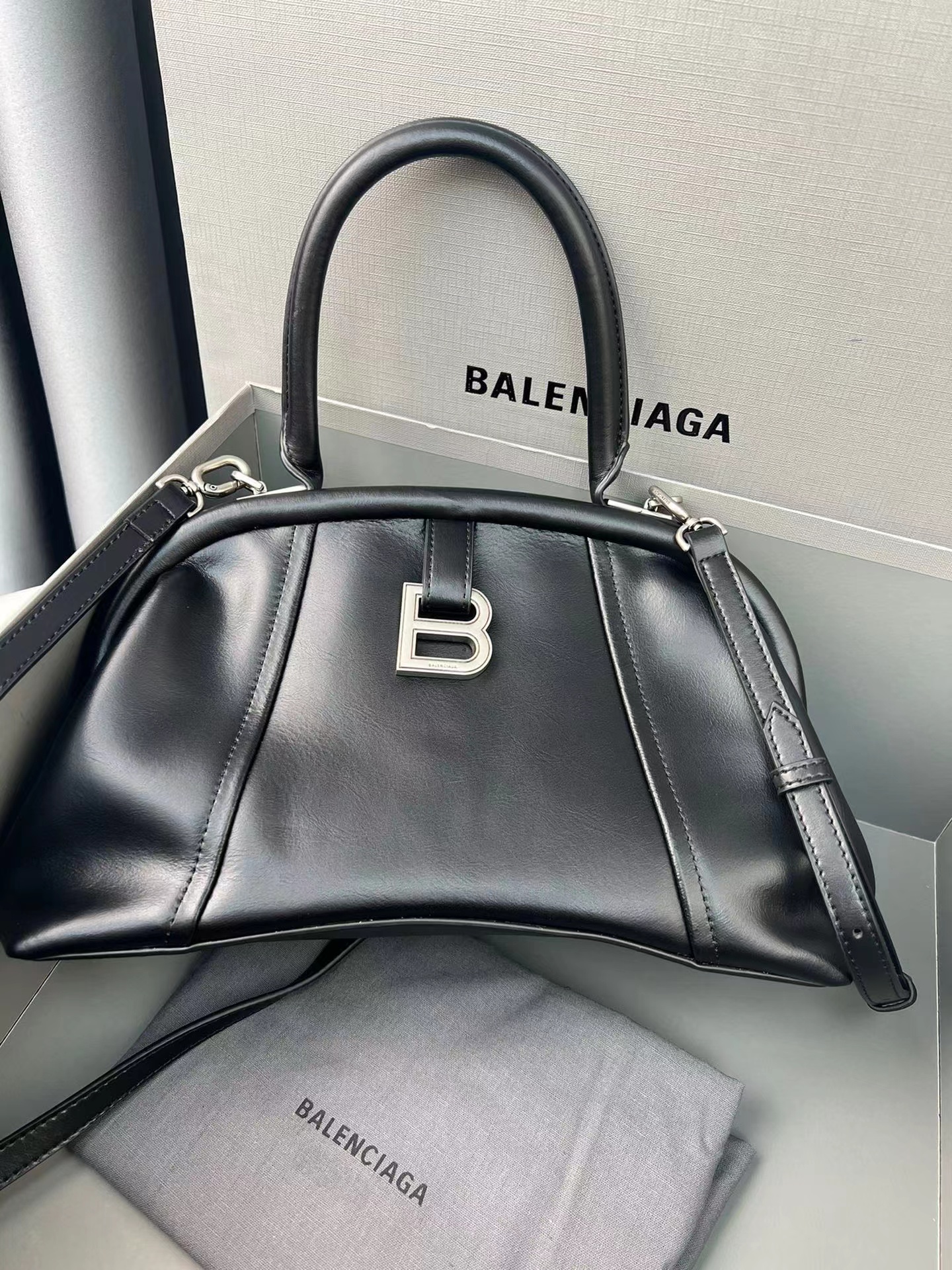 Balenciaga Leather Hourglass Dumpling Bag Buttoned Shoulder Crossbody Bag #nigo54685