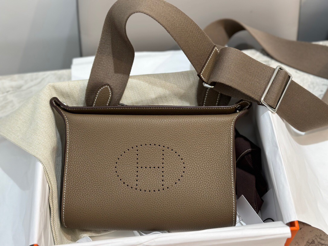 Hermes One Shoulder Leather Square Bag #nigo29176