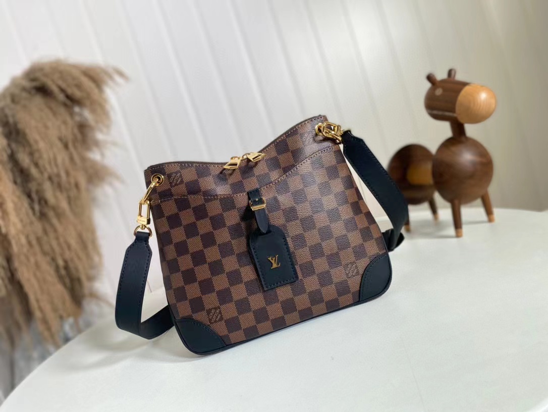 Louis Vuitton Large Capacity Leather One Shoulder Messenger Bag #nigo56258