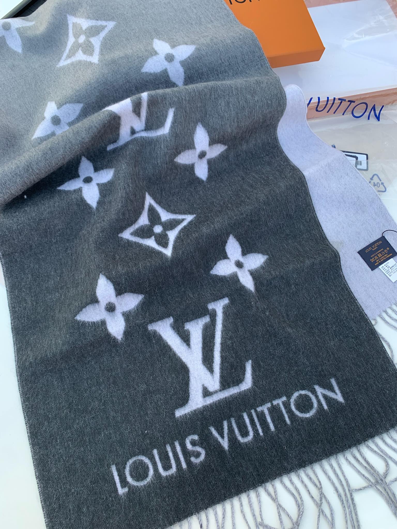 Louis Vuitton Fashion Men's and Women's Scarves Gradual Color Design Accessories Jewelry #nigo82476