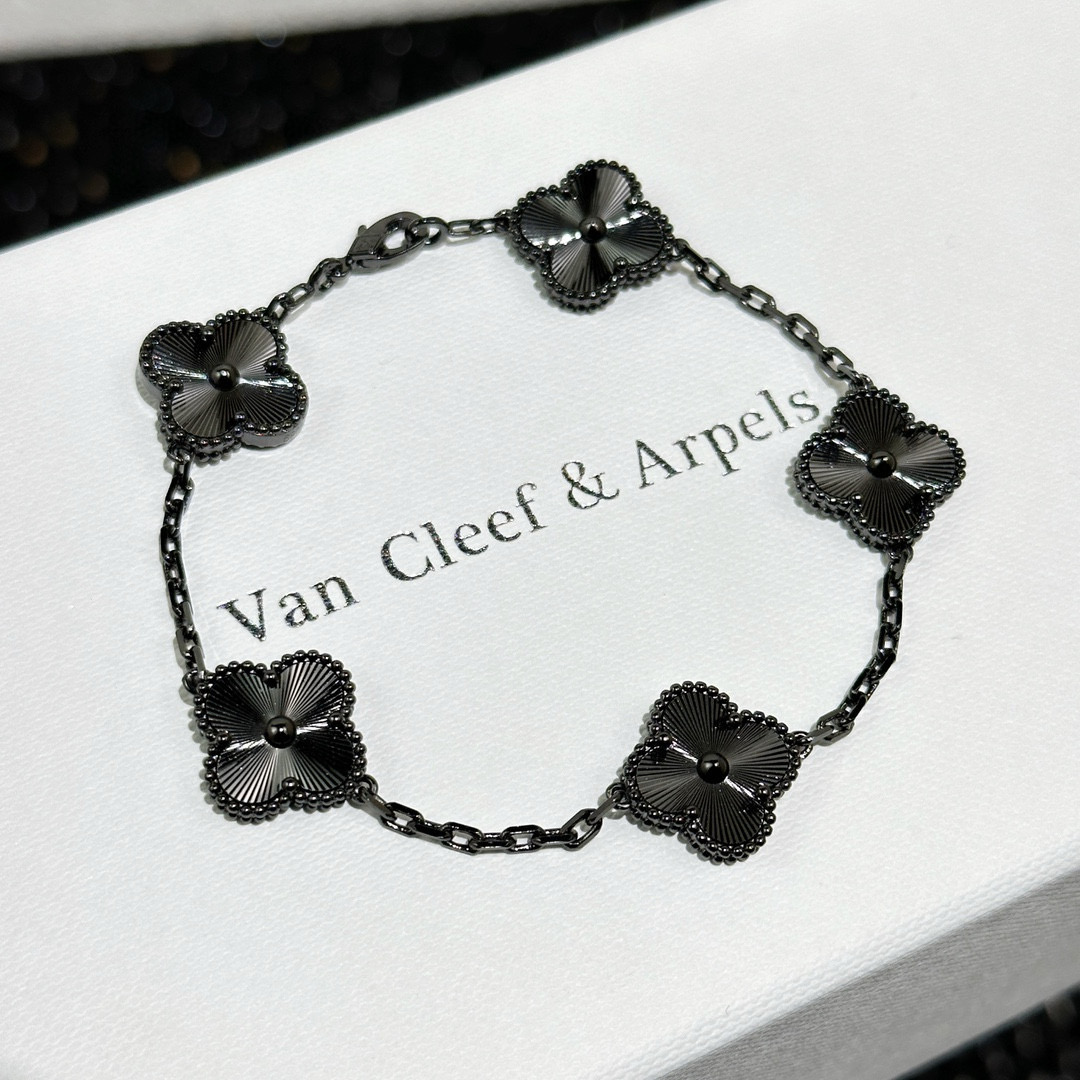 NIGO Van Cleef&Arpels Four Leaf Clover Bracelet Jewelry #nigo97466