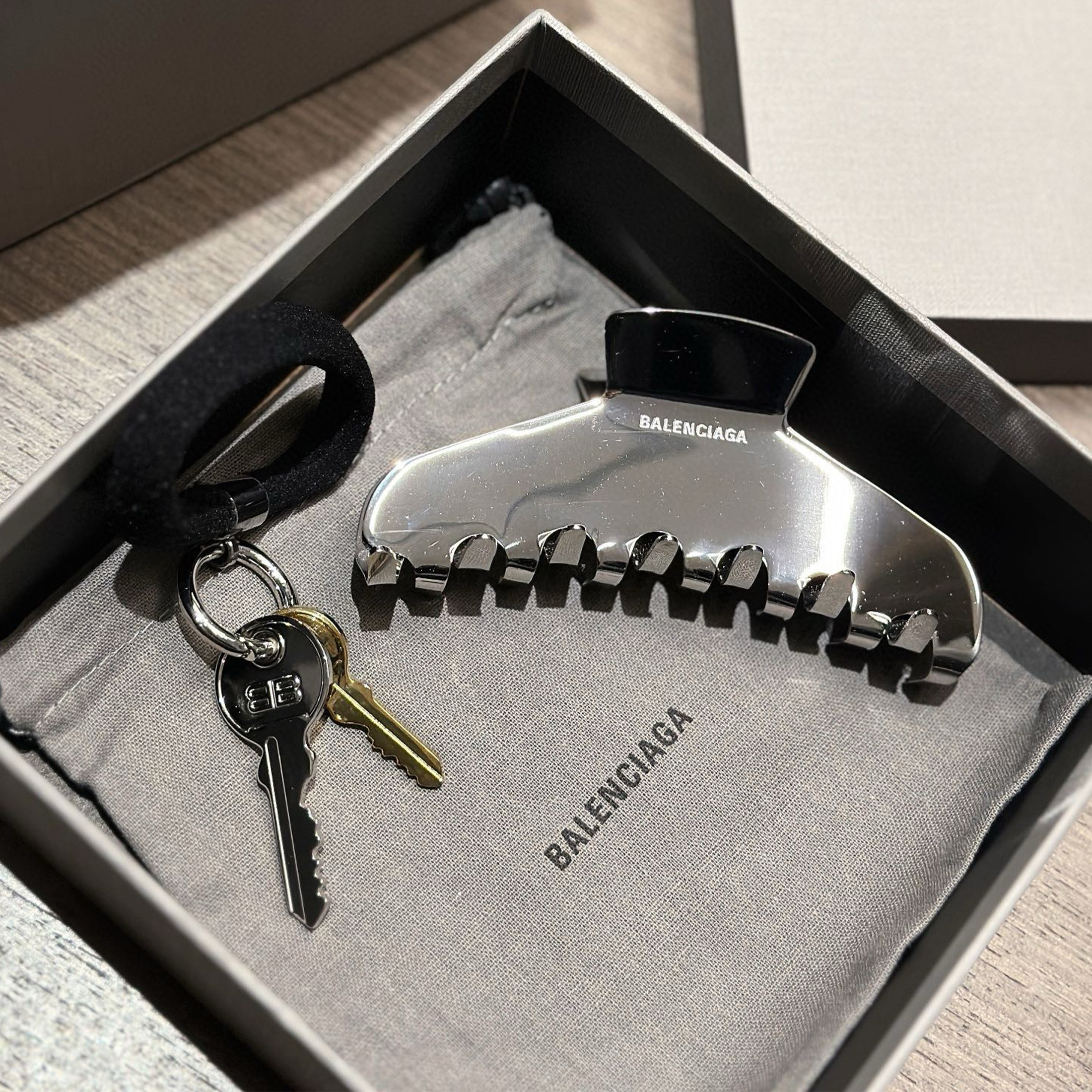 NIGO Balenciaga Women's Black Fashion Portable Keychain Hair Ring Classic Plate Hair Shark Clip Set #nigo98351