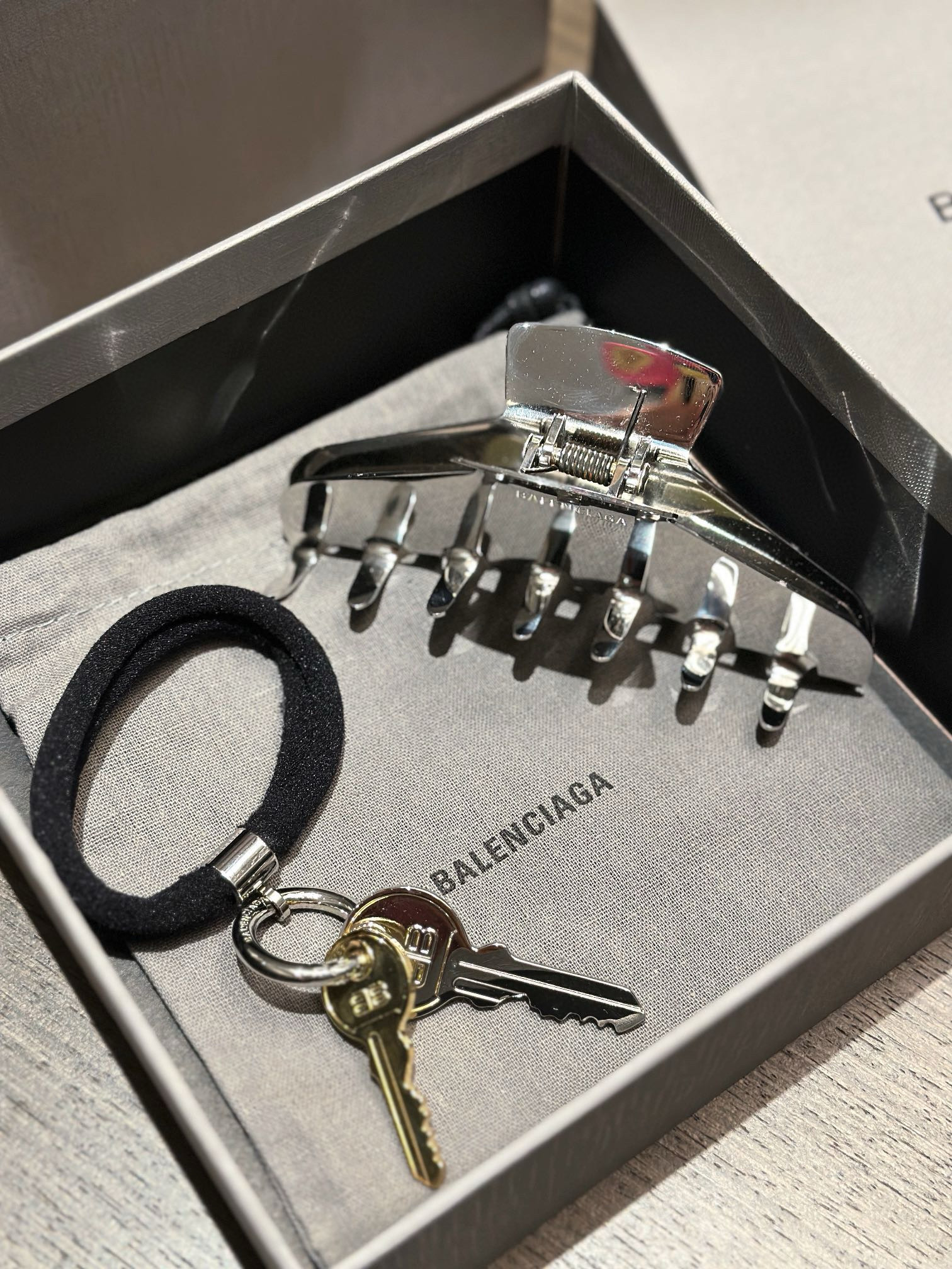 NIGO Balenciaga Women's Black Fashion Portable Keychain Hair Ring Classic Plate Hair Shark Clip Set #nigo98351