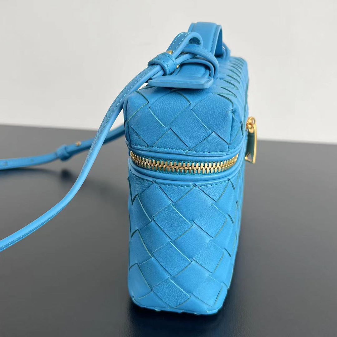 NIGO Bottega Veneta Vanity Case Bang Bang Women's Blue Woven Design Adjustable Removable Shoulder Strap Zipper Closure Calfskin Shoulder Crossbody Cosmetic Bag Bags #nigo72217