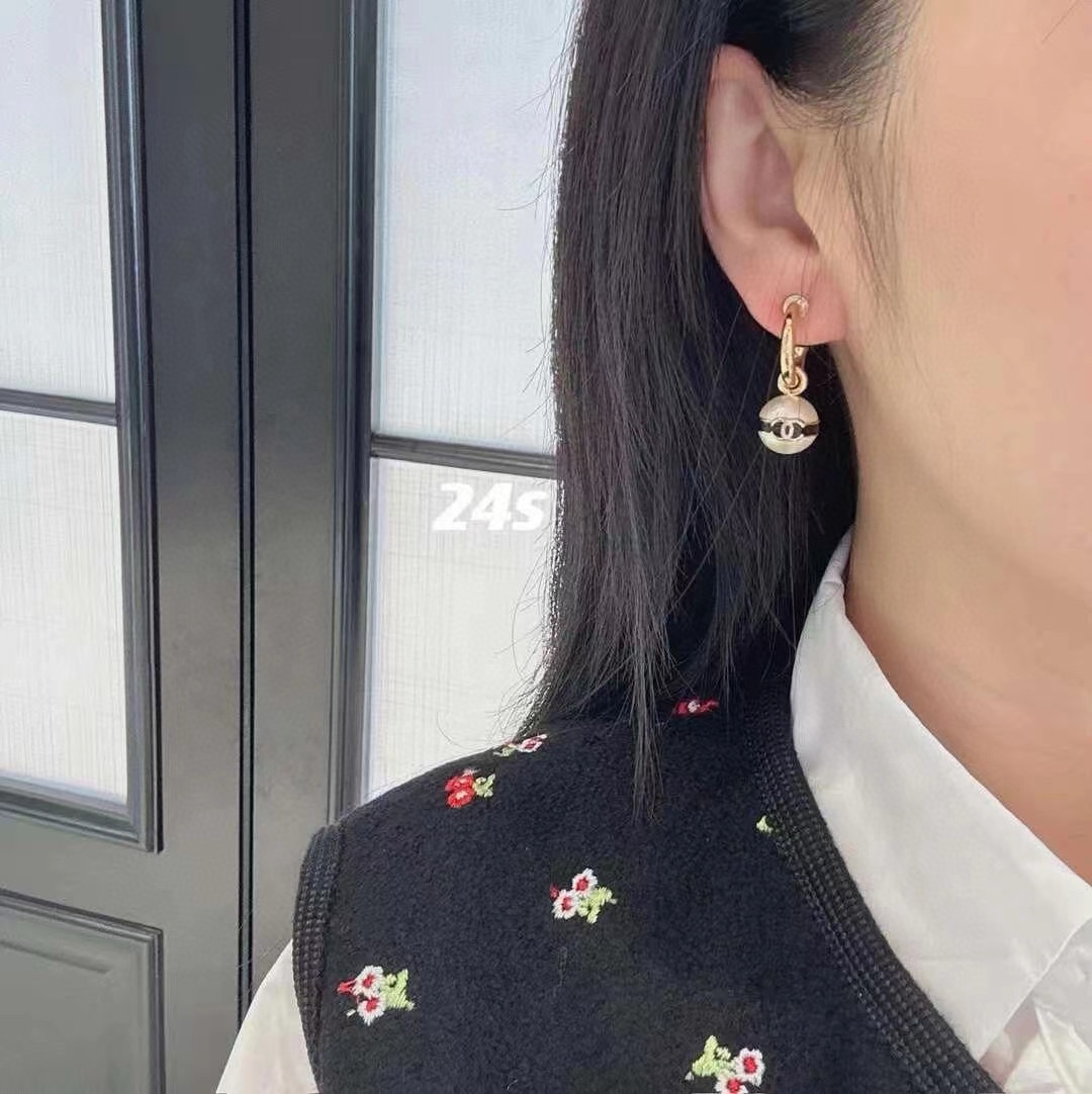 NIGO Chanel Women's Round Black Enamel Double C Pearl Bean Earrings Jewelry #nigo72436