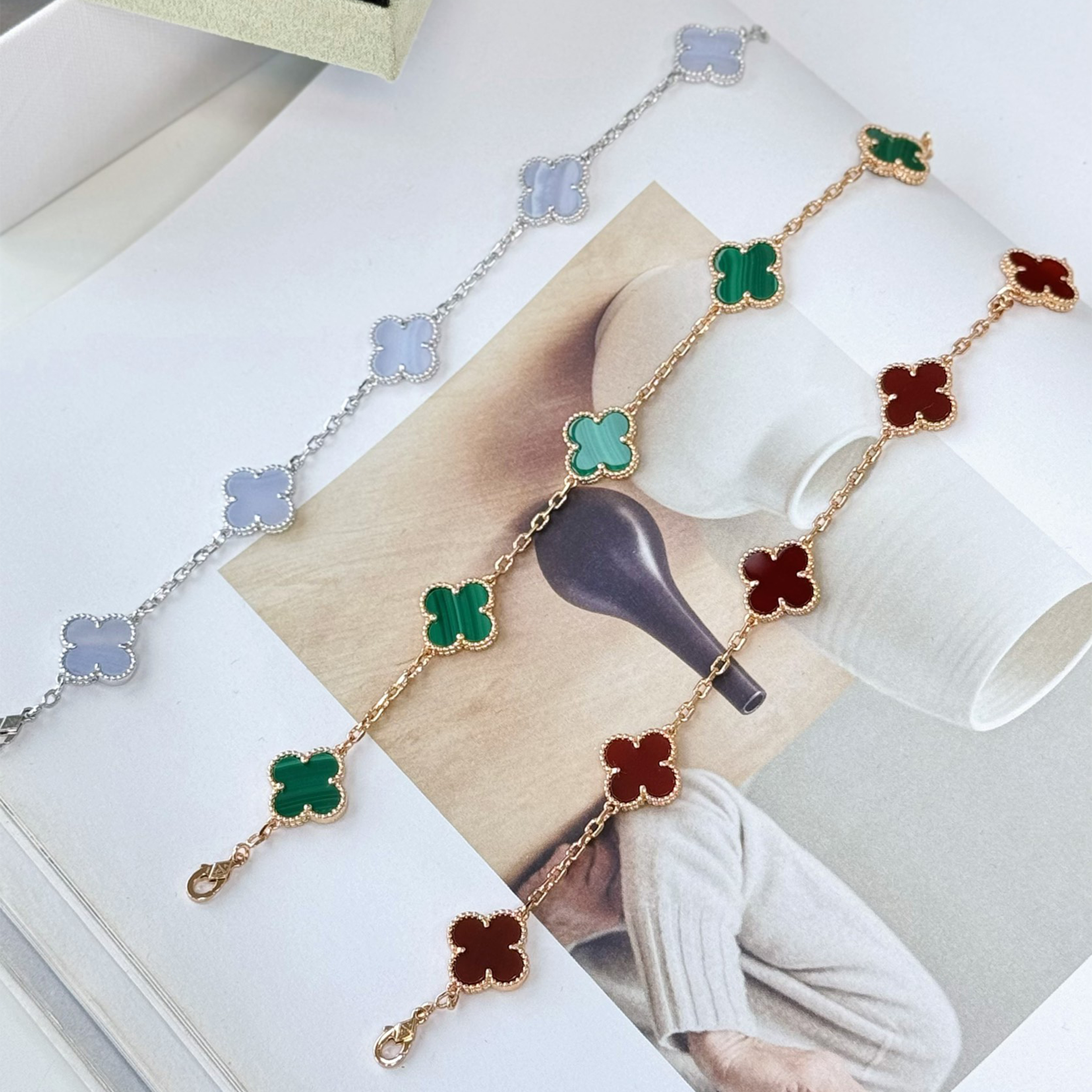 NIGO Van Cleef&Arpels Women's Vintage Alhambra Five Flower 18mm Red Chalcedony And Malachite Clover V Gold Material Casual Solid Color Bracelet #nigo71437