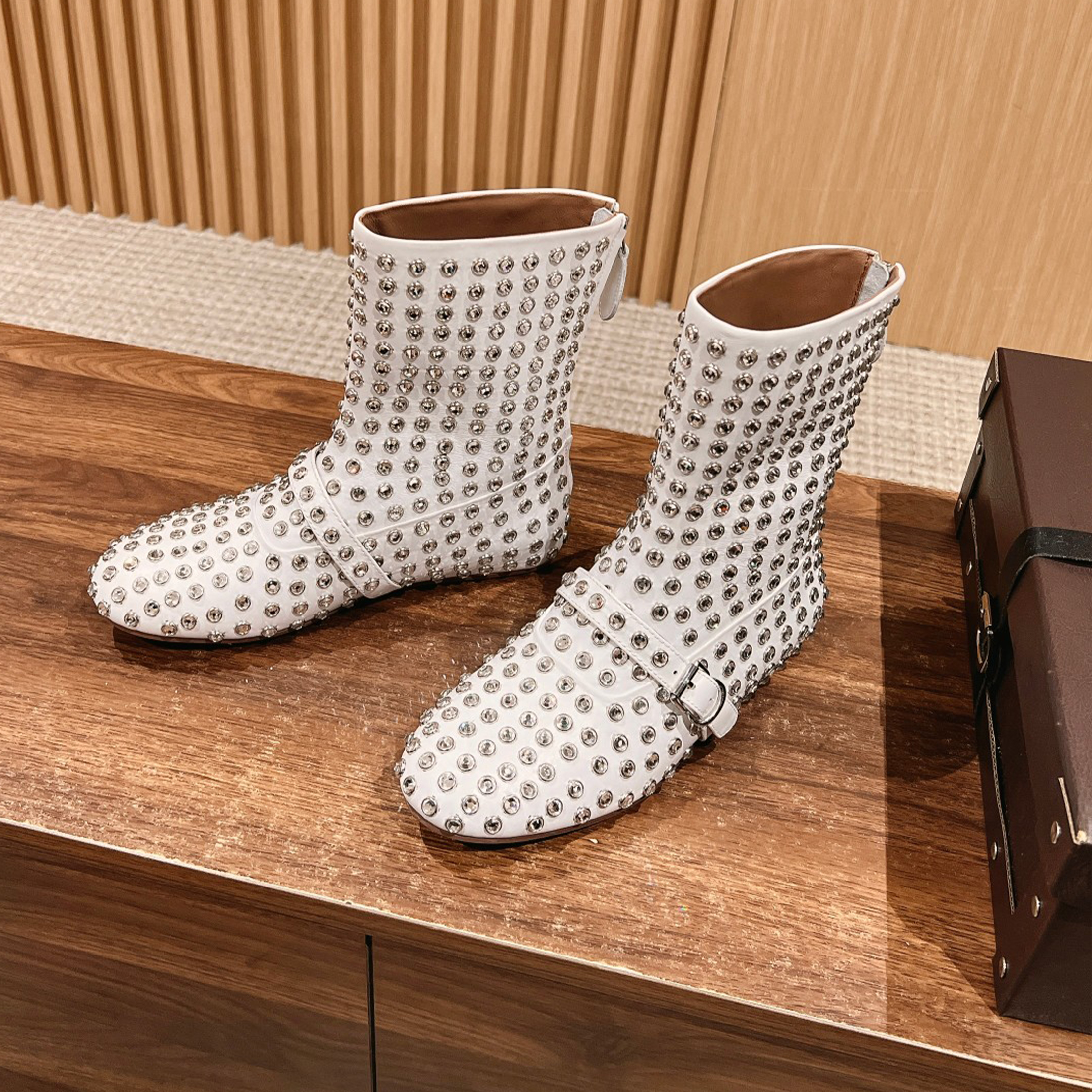 NIGO Alaia Spring And Summer Women's Solid Color Full Diamond Boots Fashion Ballet Flat Boots Metal Decoration Shoes Ngvp #nigo9153