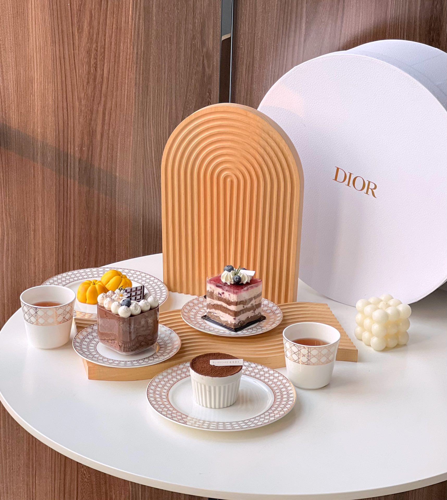 NIGO Dior European Simple Gold Lattice Pattern Bone China Tableware 10-piece Set Configuration: Flat Plate + Bone Plate + Rice Bowl + Soup Spoon + Cup [each 2 Pieces] With Gift Box Package #nigo73147