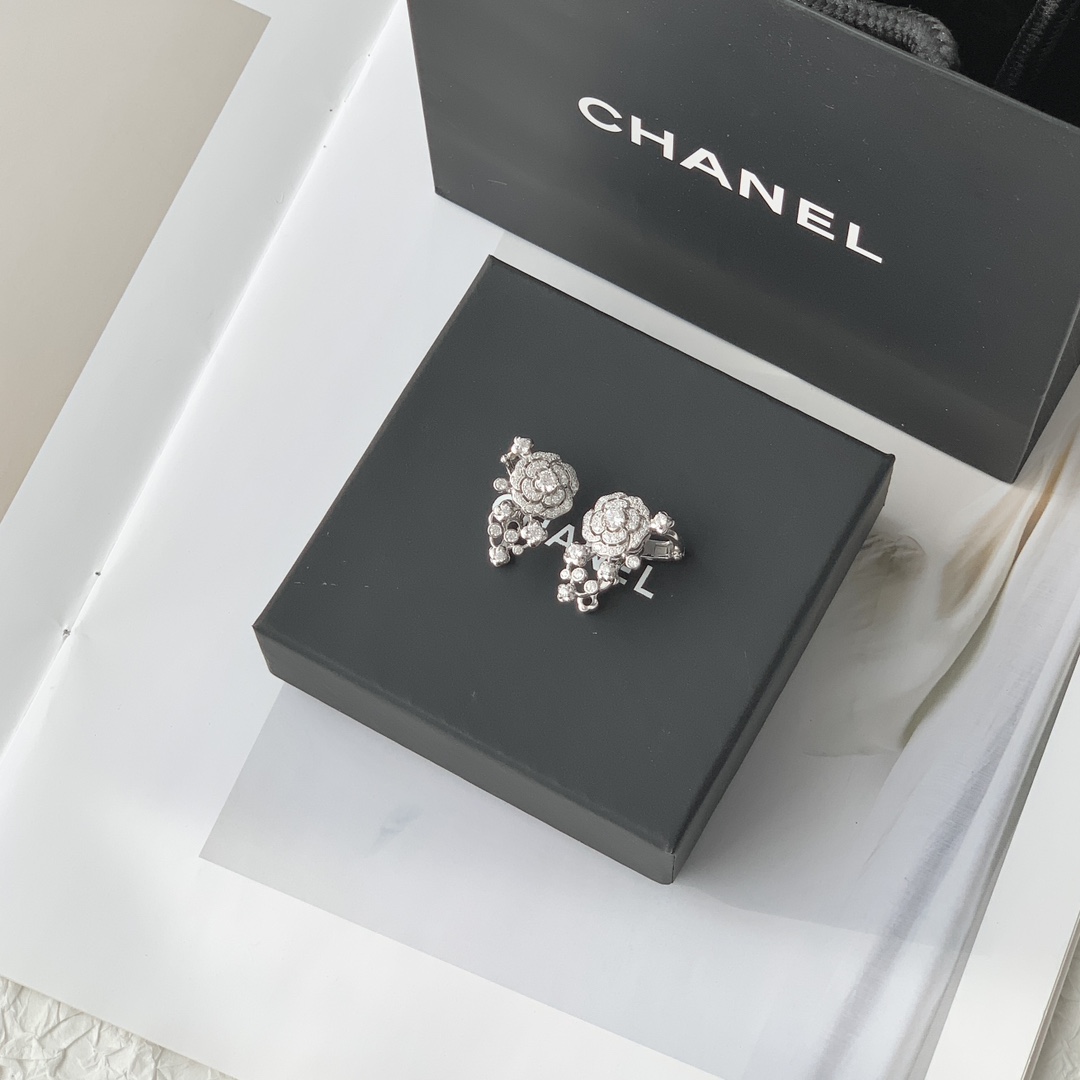 NIGO Chanel Women's Silver Camellia Series Diamonds Small Flower Earrings, Necklace, Bracelet, Accessories Jewelry #nigo74514