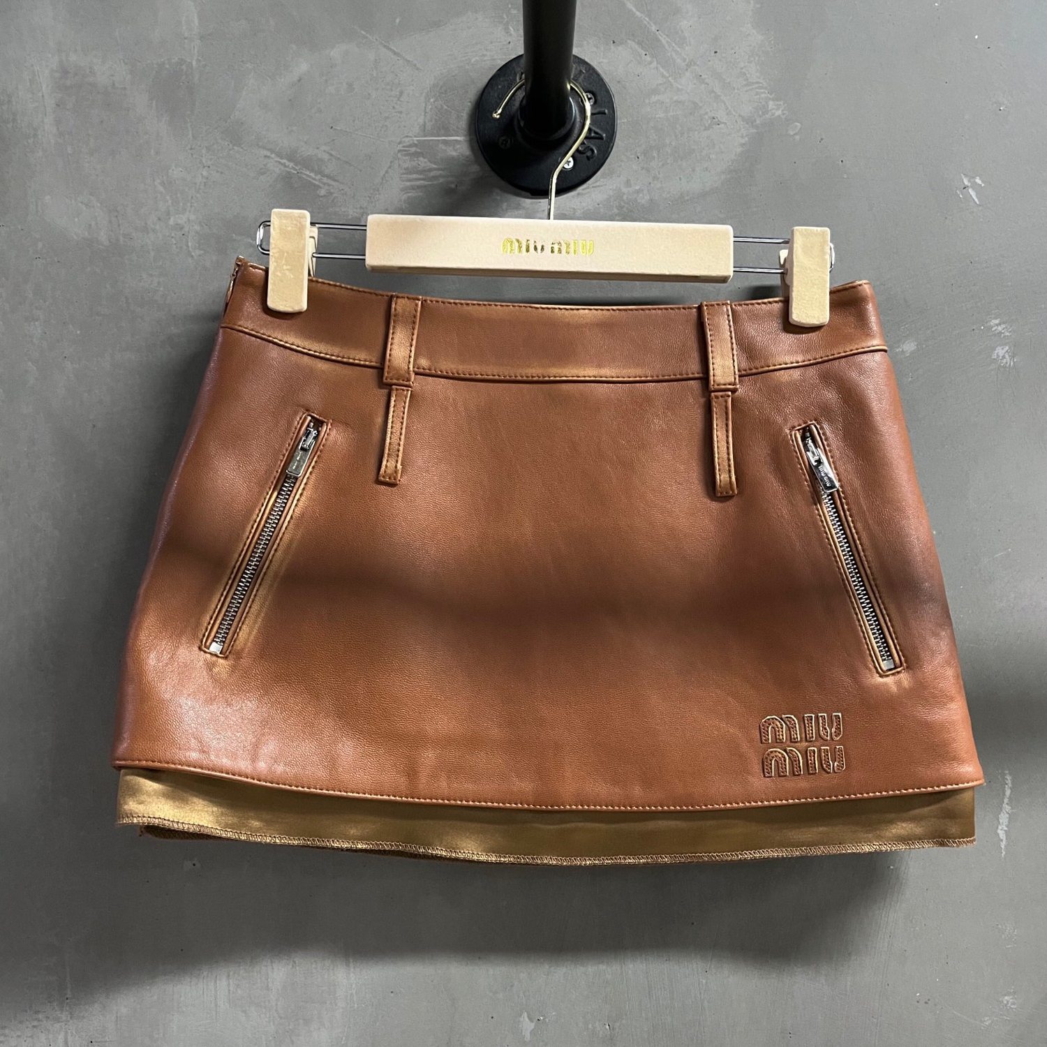 NIGO MiuMiu Women's Spring and Autumn Faux Old Effect Solid Color Low Waist Zipper Short Leather Skirt #nigo75178