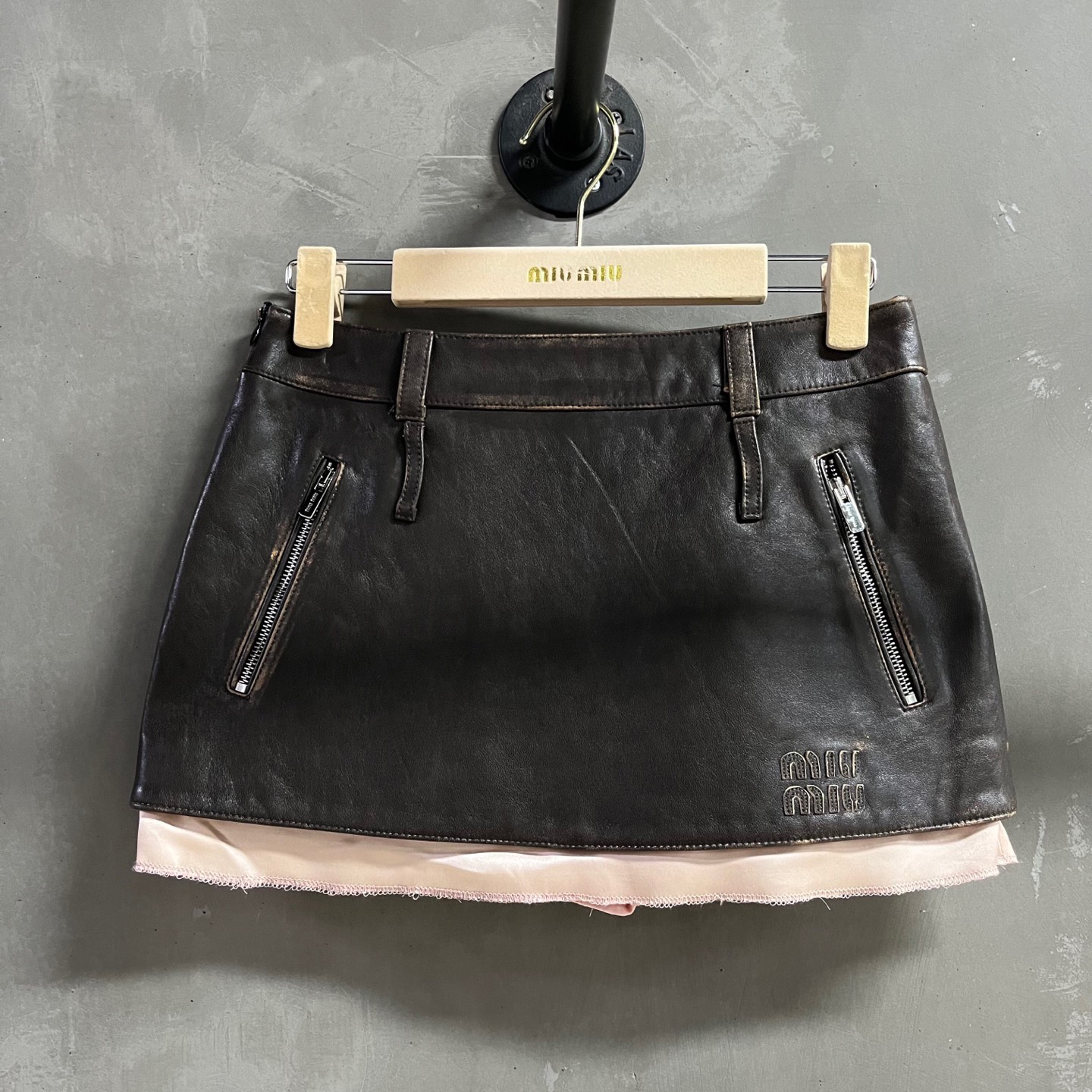 NIGO MiuMiu Women's Spring and Autumn Faux Old Effect Solid Color Low Waist Zipper Short Leather Skirt #nigo75178