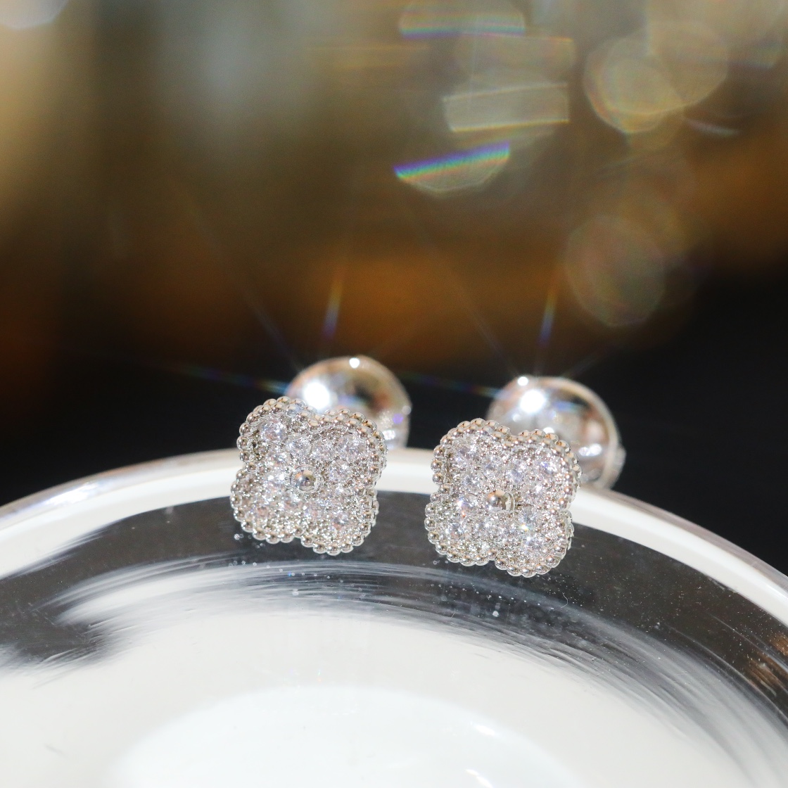 NIGO Van Cleef&Arpels Women's Solid Color Light Luxury Elegant Delicate Design Full Diamond Clover Earrings Jewelry #nigo75492