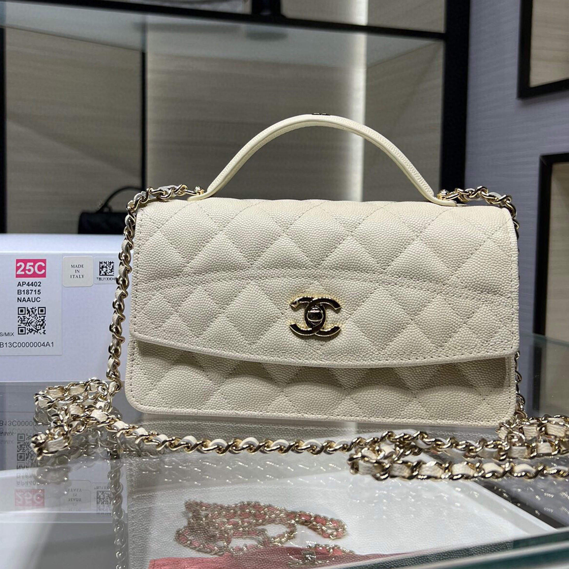 NIGO Chanel Chain Clutch Grain Embossed Calfskin With Gold Metal Logo Shoulder Crossbody Bag Fashion Temperament Pure Colour Spring Summer Bags AP4402Y #nigo81133