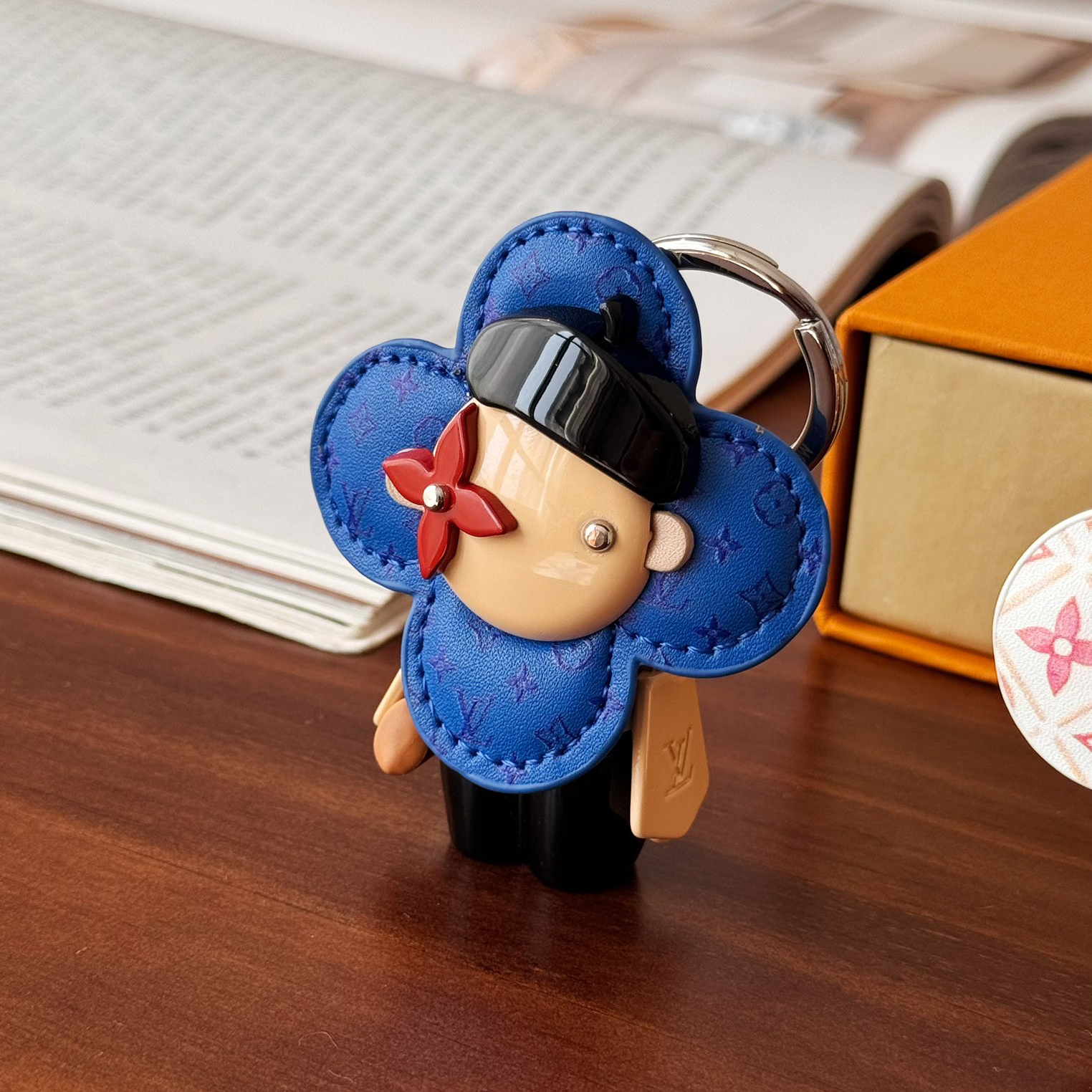 NIGO Louis Vuitton VIVIENNE IN PARIS Men's And Women's Fashion Trend Logo Pendant Bag Hanging Decoration Solid Color Metal Leather Keychain Accessories #nigo76283