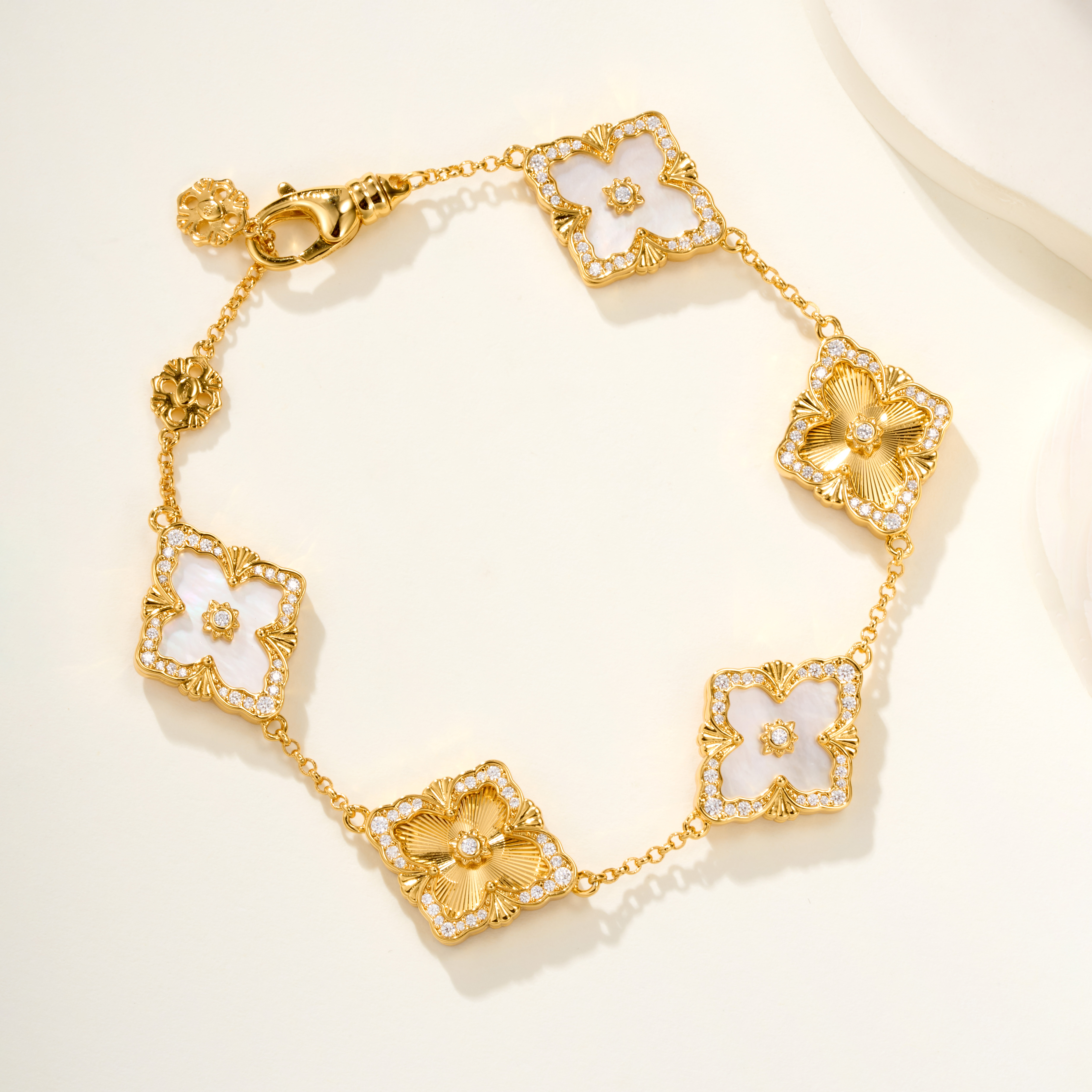 NIGO BUCCELLATI Opera Tulle Collection Vintage Court Style with Diamonds Brushed Five Flower Clover Bracelet Solid Color Laser Chip Large Bracelet Accessories Ngvp #nigo1779