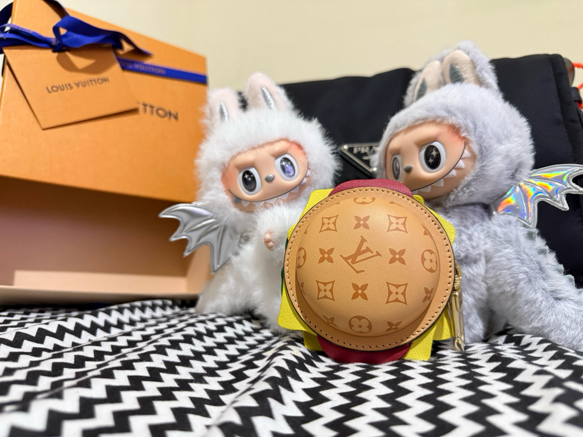 NIGO Louis Vuitton Letter-printed Leather Hamburger-shaped Earphone Bag Bags Charm #nigo77581