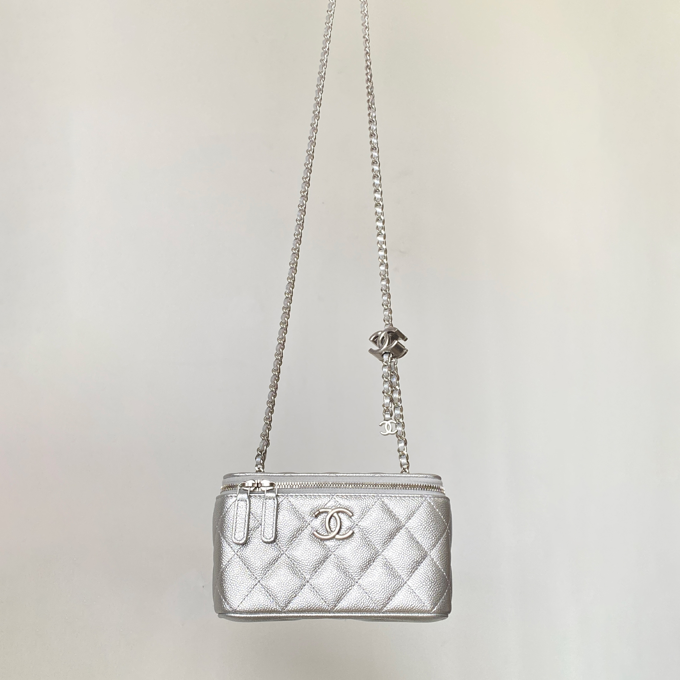 NIGO Chanel Women's Retro Vanity Series Solid Color Double C Adjustable Buckle Plaid Leather Shoulder Crossbody Casual Cosmetic Bag Bags #nigo77857