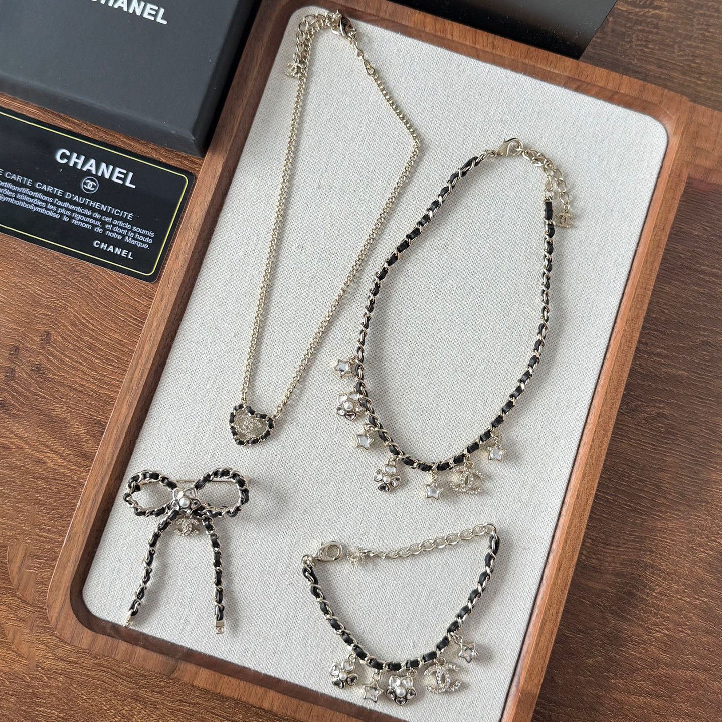 NIGO Chanel Men's And Women's Metal Calfskin Rhinestone Retro Double C Logo Bracelet Bangle Star Heart Pendant Necklace Solid Color Fashion Bow Metal Brooch Heart necklace 38.5 cm Leather necklace 33 cm Bracelet 15 cm Jewelry Accessories Ngvp #nigo22