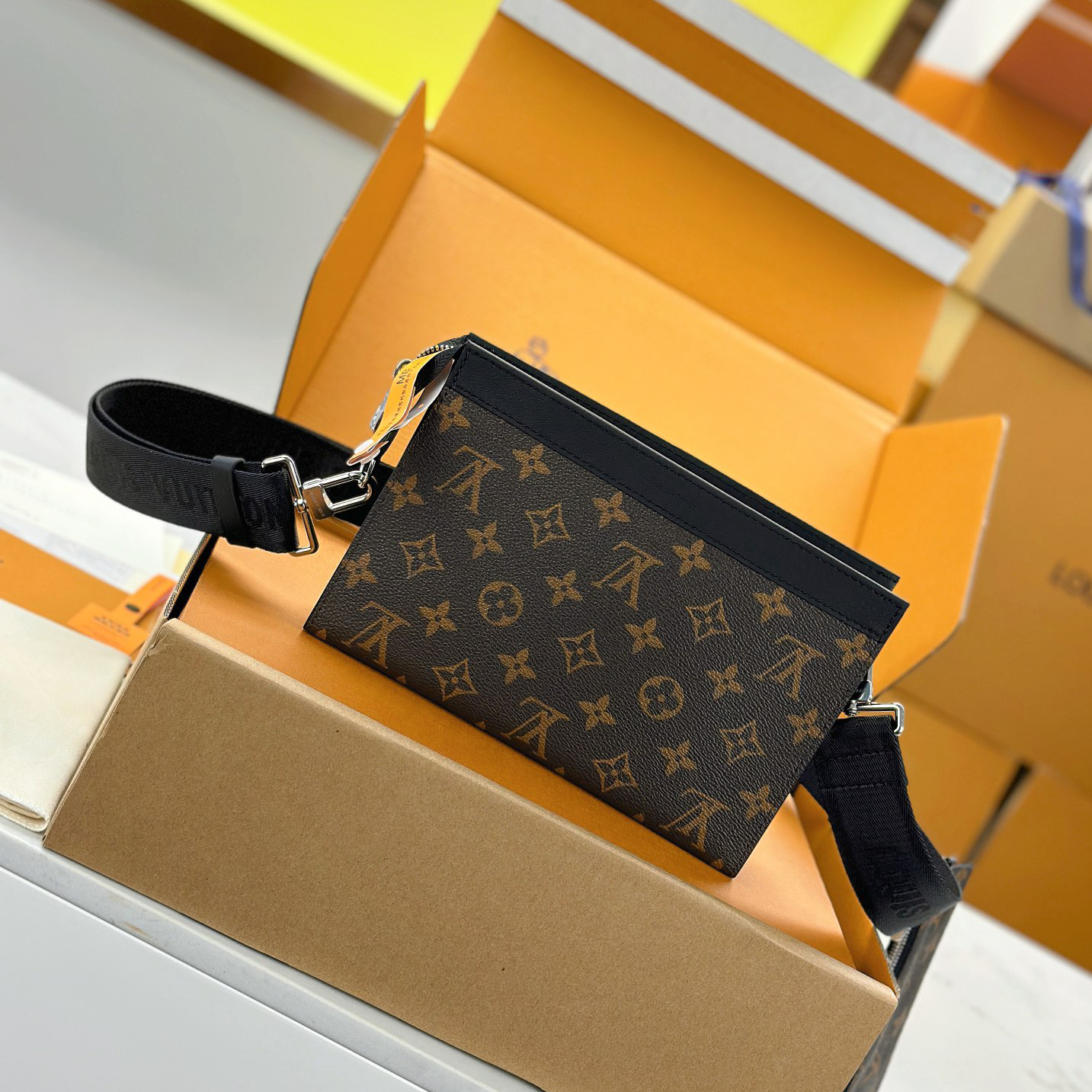 NIGO Louis Vuitton GASTON Classic printed men's and women's fashion Adjustable removable shoulder strap Zipper closure Coated canvas Shoulder bag Handbag Bags M14036 #nigo78445