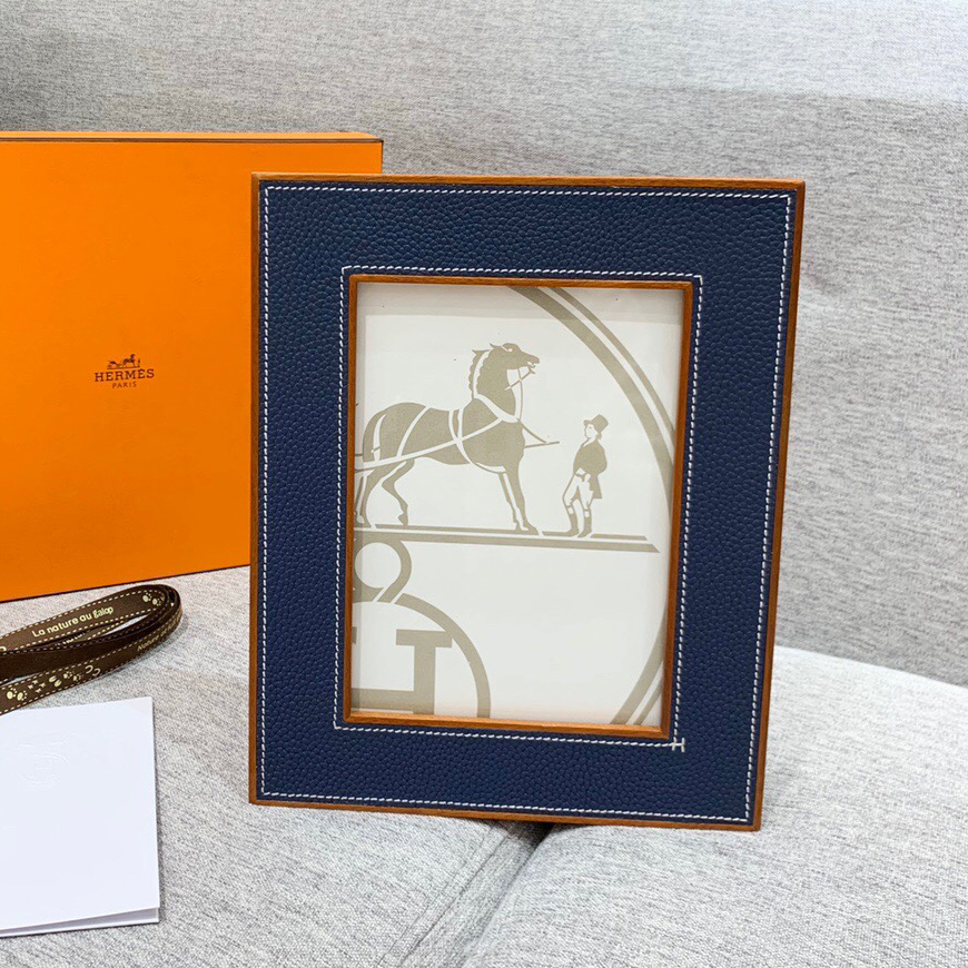 NIGO Hermes Photo Frame Klassische Mode Naturholz Glattes Kalbsleder Diamant Schrankserie Fotorahmen Wohnaccessoires Vertical Frame Photo Album Other Household items  Accessories #nigo79118