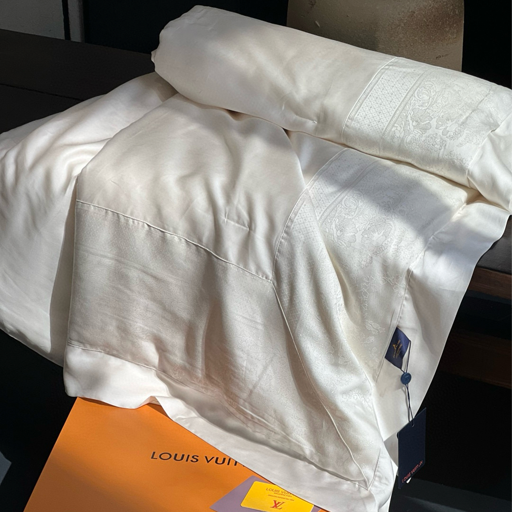 NIGO Louis Vuitton x Cheval Blanc Paris Seven-Star Series Colorful Jacquard Solid-Color Mulberry Silk Summer Quilt Casual Home Furnishings Household items Accessories Ngvp #nigo2557