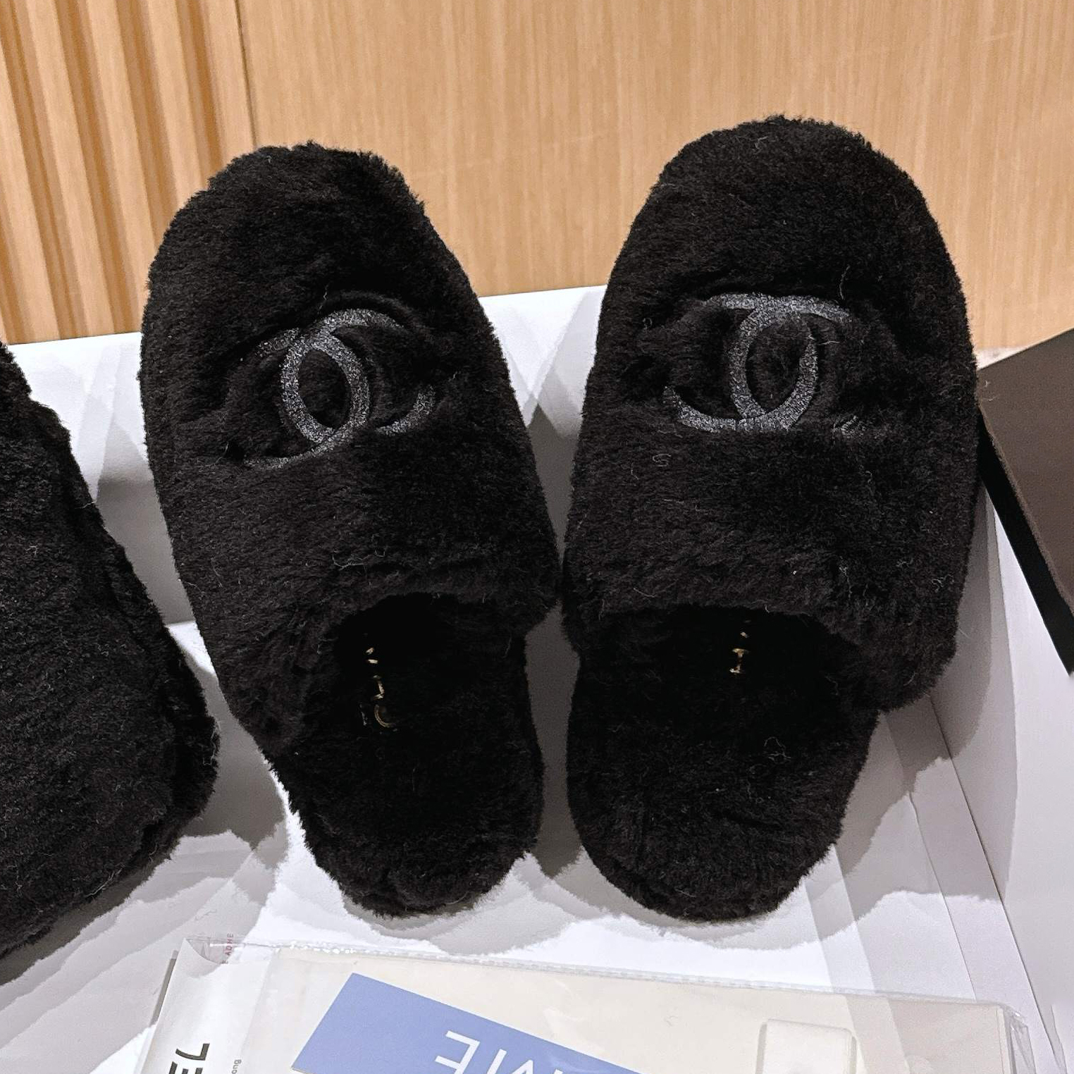 NIGO Chanel Winter Fashion Casual Round-Toe Thick-Sole Plush Home Slippers with Storage Bag Shoes #nigo79278