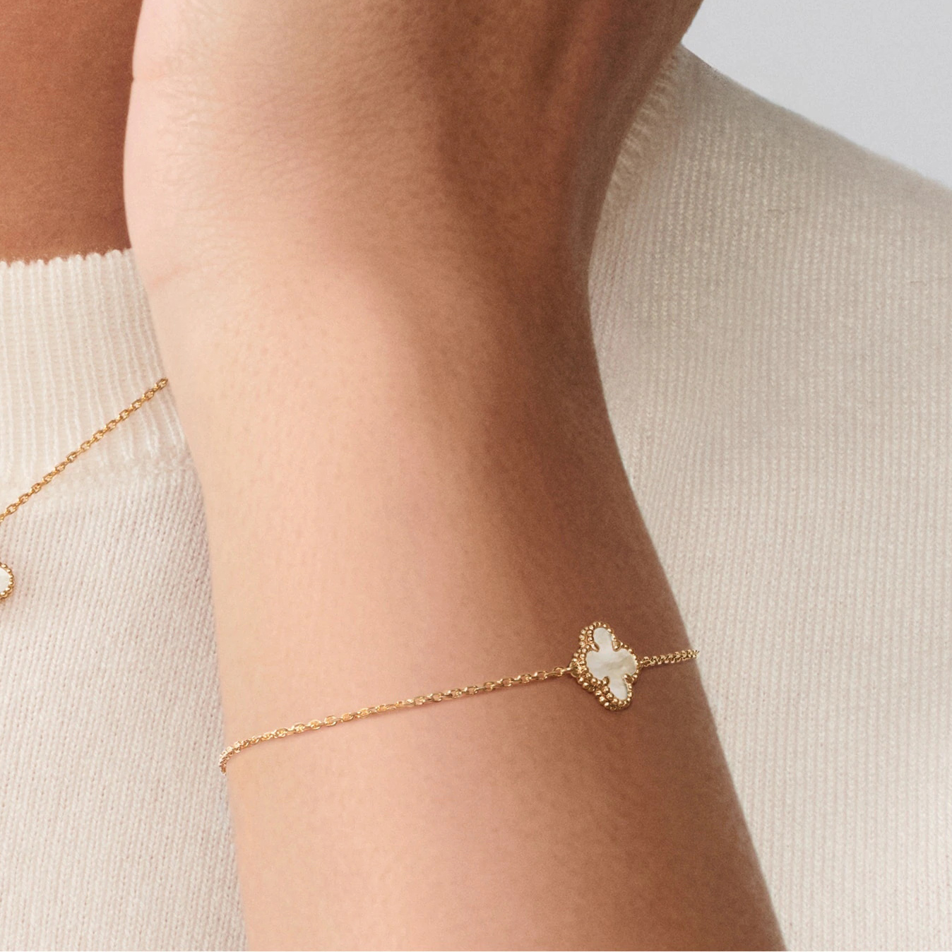 NIGO Van Cleef & Arpels Sweet Alhambra Women's Fashion Classic Luxury Elegant Minimalist Pearl Mother-of Pearl Four Leaf Clover Bracelet Jewelry Accessories #nigo79496