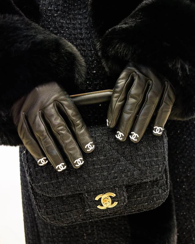 NIGO Chanel 25K Women's and Men's Fall/Winter Gloves Sheepskin Black And White Cycling Gloves #nigo332403
