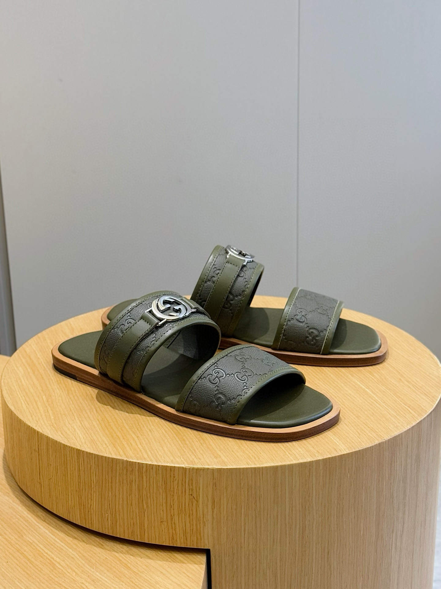 NIGO Gucci Men's GG Interlocking Slippers #nigo316184