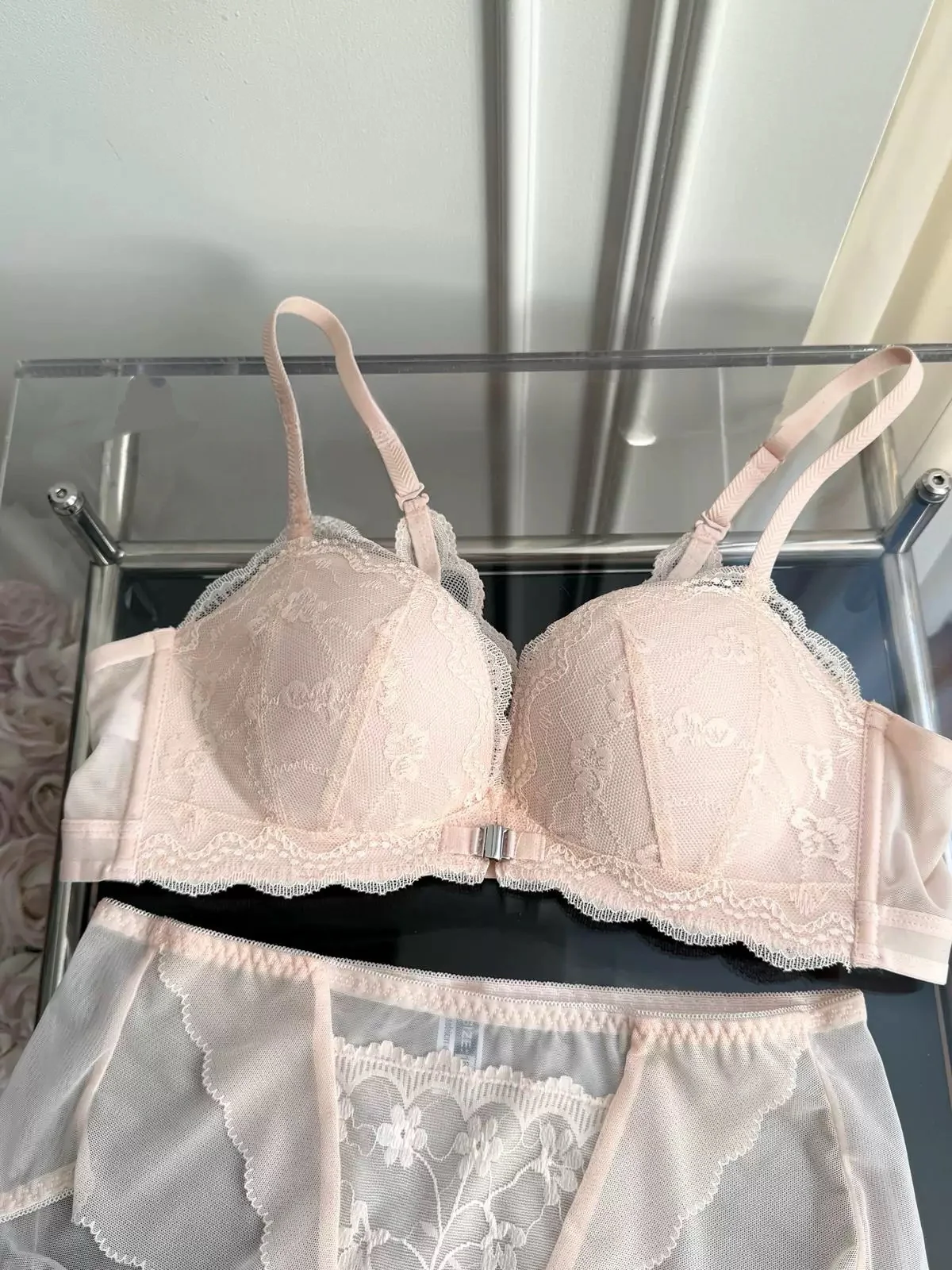 Lace Sculpt – Backless Front-Clasp Lingerie Set