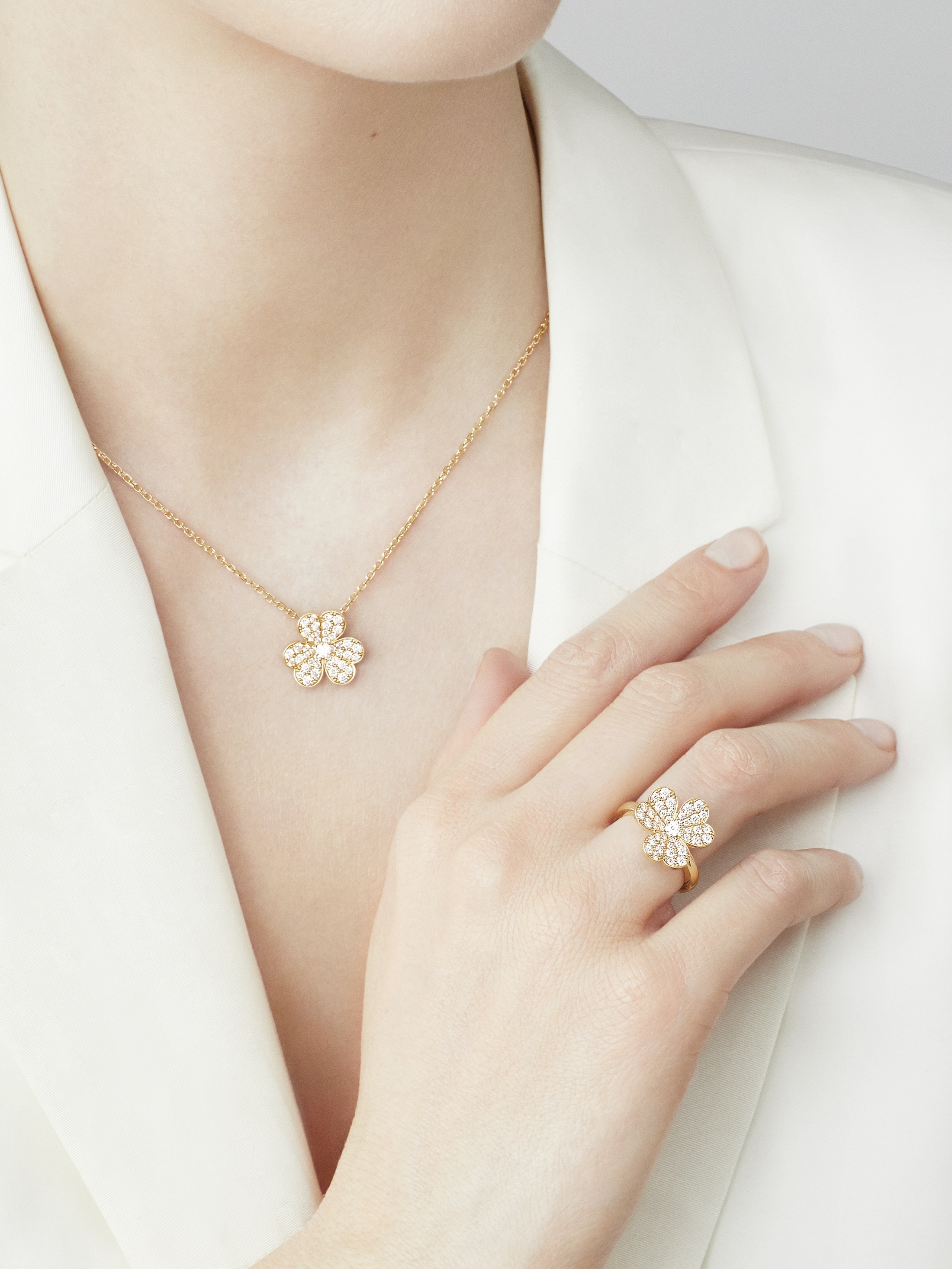 Frivole ring, 1 flower, small model  yellow gold, Diamond